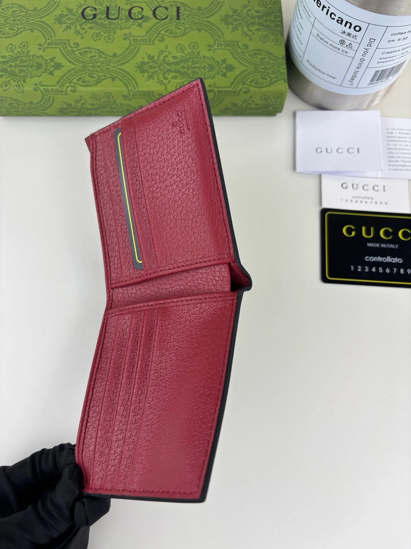 💰120 GUCCl Produced by Gujia! Gucci's small leather accessories push the boundaries of design, constantly reinterpreting classic pieces in a personalized way. This men's wallet combines the classic GG Supreme brown canvas with red GG accessories to create a modern and stylish accessory. Style No.: 768243 Size: 11cm x 9cm x 1.5cm Color: Brown/Red