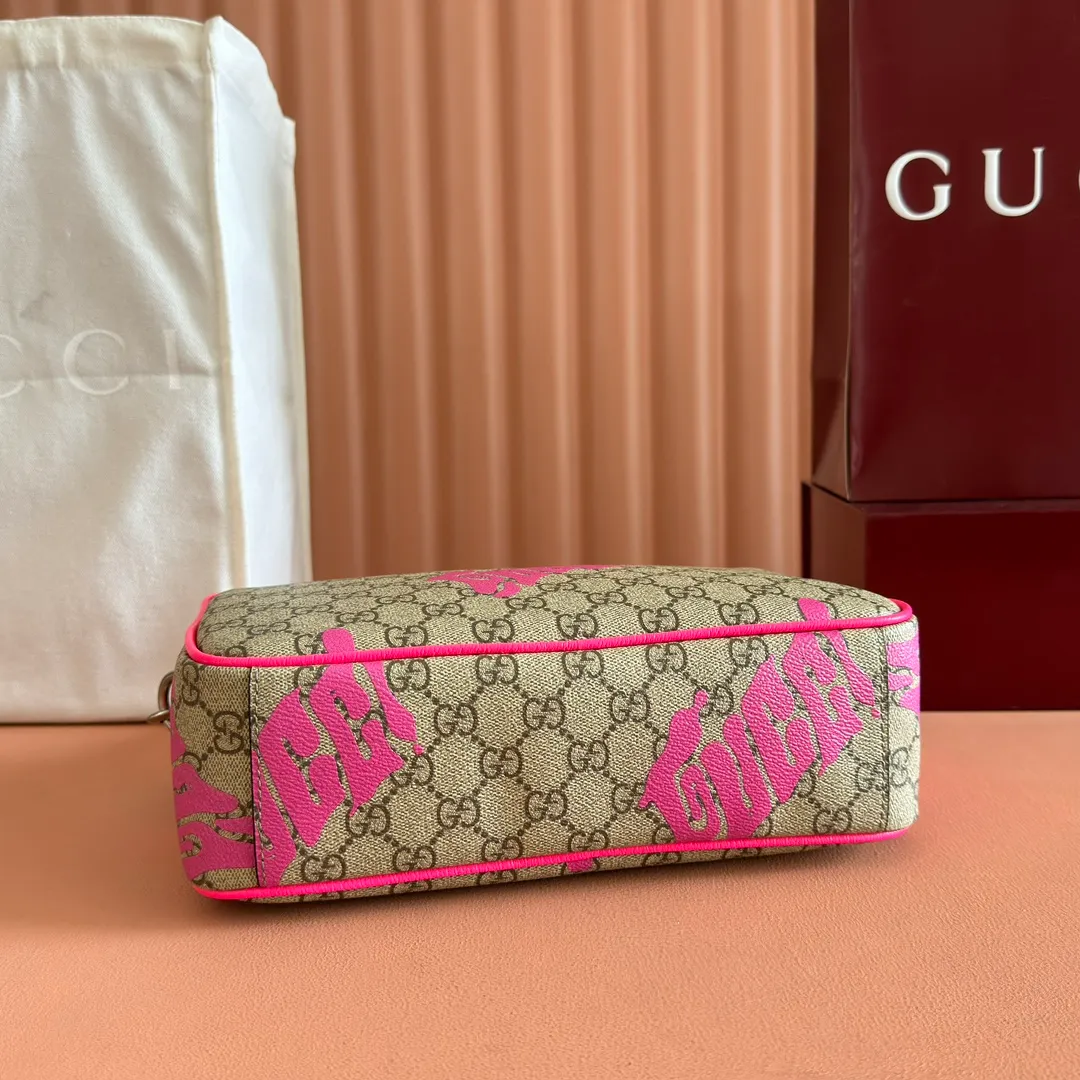 p960💋💋💋【With full counter packaging】In the 2025 early autumn series, Chinese artist Currynew reinterprets the brand logo, adding color to men's ready-to-wear, leather goods and accessories. This cross-body bag is crafted from coated fabric with the classic GG monogram pattern, cleverly integrated with Gucci prints and contrasting leather piping, making the entire design fuller. Beige and dark brown coated fabric with classic GG monogram pattern Bright pink leather trim Gucci print Currynew workmanship Cotton and linen blend lining Interior: 1 zip pocket Holds iPhone Plus, bi-fold wallet or card holder, and Airpods Removable canvas and leather shoulder strap (55cm high) Zip closure Ident No.: 839380. Dimensions: 27 cm (width) x 18 cm (height) x 7.5 cm (depth) Weight: about 0.61 kg Color: Purple silk screen/original leather.  Made in Italy