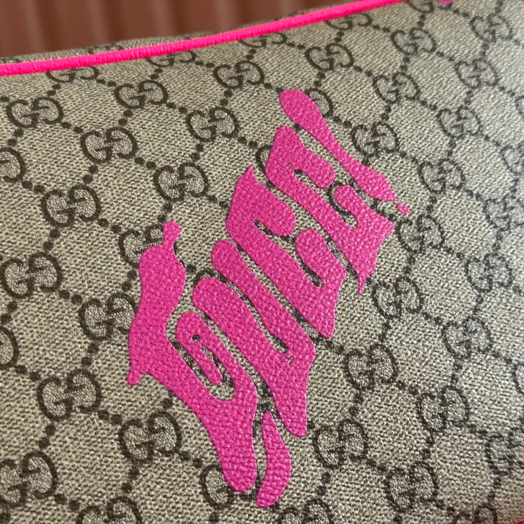p960💋💋💋【With full counter packaging】In the 2025 early autumn series, Chinese artist Currynew reinterprets the brand logo, adding color to men's ready-to-wear, leather goods and accessories. This cross-body bag is crafted from coated fabric with the classic GG monogram pattern, cleverly integrated with Gucci prints and contrasting leather piping, making the entire design fuller. Beige and dark brown coated fabric with classic GG monogram pattern Bright pink leather trim Gucci print Currynew workmanship Cotton and linen blend lining Interior: 1 zip pocket Holds iPhone Plus, bi-fold wallet or card holder, and Airpods Removable canvas and leather shoulder strap (55cm high) Zip closure Ident No.: 839380. Dimensions: 27 cm (width) x 18 cm (height) x 7.5 cm (depth) Weight: about 0.61 kg Color: Purple silk screen/original leather.  Made in Italy