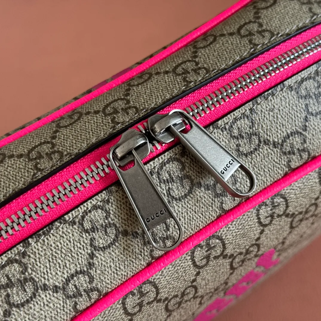 p960💋💋💋【With full counter packaging】In the 2025 early autumn series, Chinese artist Currynew reinterprets the brand logo, adding color to men's ready-to-wear, leather goods and accessories. This cross-body bag is crafted from coated fabric with the classic GG monogram pattern, cleverly integrated with Gucci prints and contrasting leather piping, making the entire design fuller. Beige and dark brown coated fabric with classic GG monogram pattern Bright pink leather trim Gucci print Currynew workmanship Cotton and linen blend lining Interior: 1 zip pocket Holds iPhone Plus, bi-fold wallet or card holder, and Airpods Removable canvas and leather shoulder strap (55cm high) Zip closure Ident No.: 839380. Dimensions: 27 cm (width) x 18 cm (height) x 7.5 cm (depth) Weight: about 0.61 kg Color: Purple silk screen/original leather.  Made in Italy
