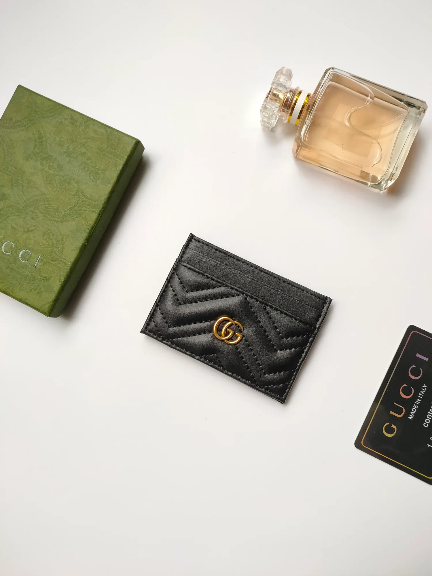 ¥90💰GUCCI’s new women’s card holder. GG Marmont card holder. Made of calfskin, quilted humanoid pattern and crafted with top-grade overseas hardware. Style number: 443127 full leather. GG Marmont card holder! Size: W10xH7cm. Comes with packaging box.