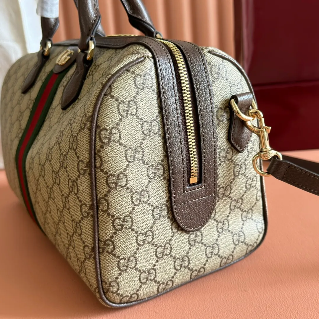 p1080. 💋💋💋"With full set of original counter packaging" [New Product] The Ophidia series dazzlingly presents novel silhouettes and functions. It is ingeniously interpreted in iconic beige and brown colors to create an innovative bag with soft texture. Beige and dark brown GG canvas Ankara red leather trim Light gold tone hardware Green cotton lining Double G webbing Interior: One zippered pocket Zip closure Ident number: 836824. Dimensions: 31cm (width) x 20cm (height) x 16.5cm (depth) Weight: approx. 0.8kg Color: Brown PVC. Made in Italy