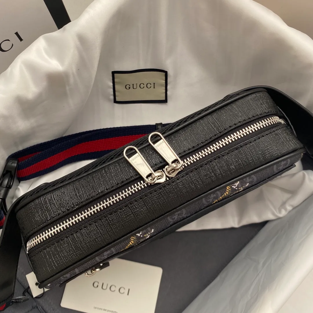 Actual shot #💰220 Style number: 474293 Size: 24*14*5.5 GUCCI men’s waist bag💪Re-engraved with heavy gold pattern👍Imported counter PVC material with first-layer cowhide replica. The leather is super soft🎊Customized counter original hardware👏YKK smooth zipper🏄🏻Perfect craftsmanship