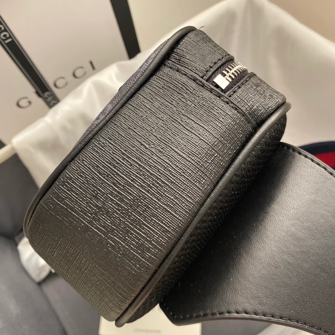 Actual shot #💰220 Style number: 474293 Size: 24*14*5.5 GUCCI men’s waist bag💪Re-engraved with heavy gold pattern👍Imported counter PVC material with first-layer cowhide replica. The leather is super soft🎊Customized counter original hardware👏YKK smooth zipper🏄🏻Perfect craftsmanship