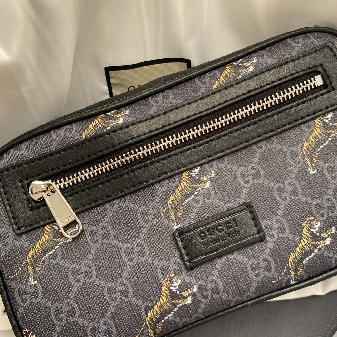 Actual shot #💰220 Style number: 474293 Size: 24*14*5.5 GUCCI men’s waist bag💪Re-engraved with heavy gold pattern👍Imported counter PVC material with first-layer cowhide replica. The leather is super soft🎊Customized counter original hardware👏YKK smooth zipper🏄🏻Perfect craftsmanship