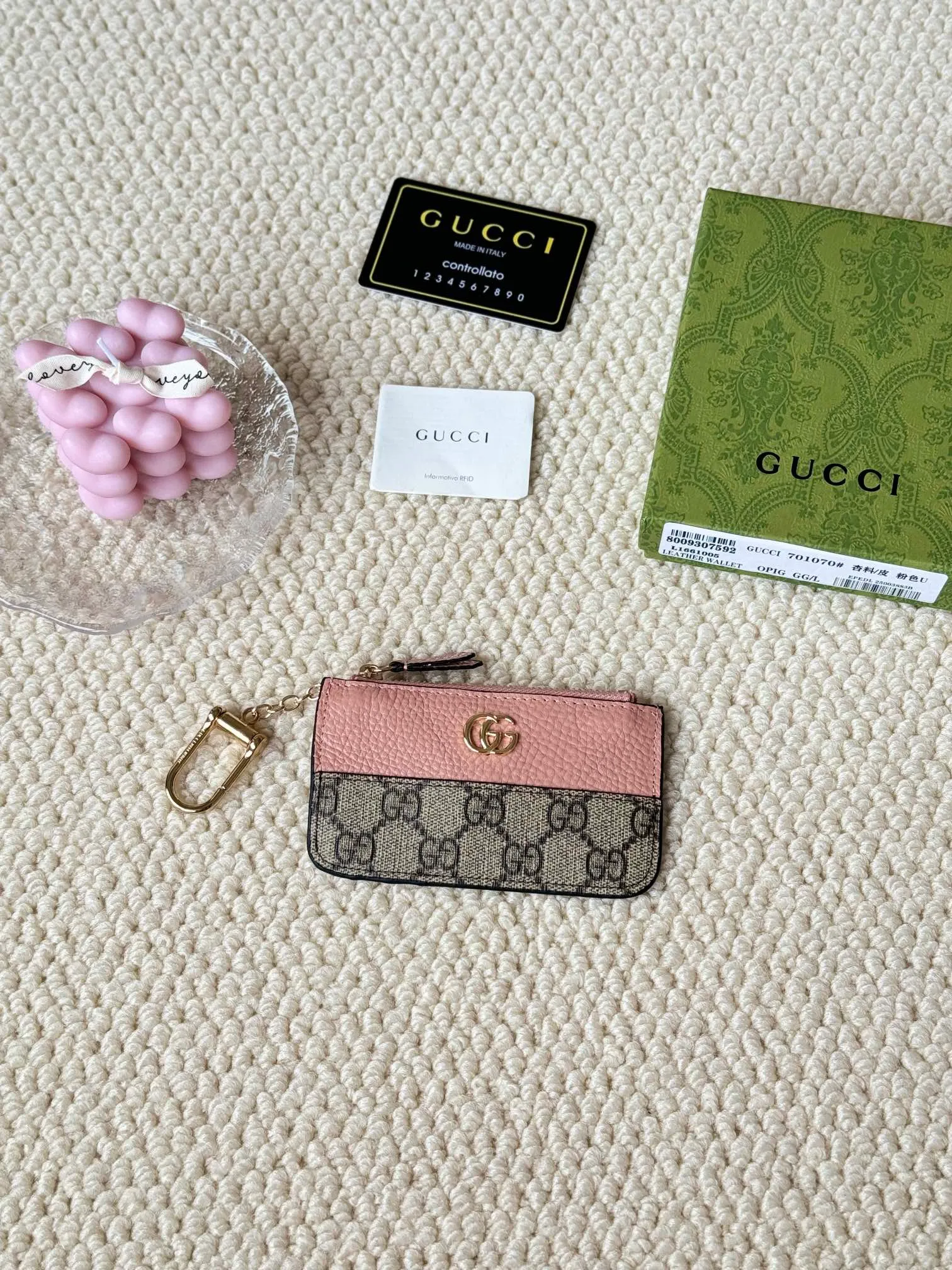 💰130 Gucci comes with box packaging and keychain card holder. The "Gucci March of Love" series has been updated to present multi-functional elements to interpret the brand's spirit of self-expression. Equipped with 3 card slots and a keychain hook, this model exudes a strong brand identity. Size: 12.5X7X1.5cm Number: 701070