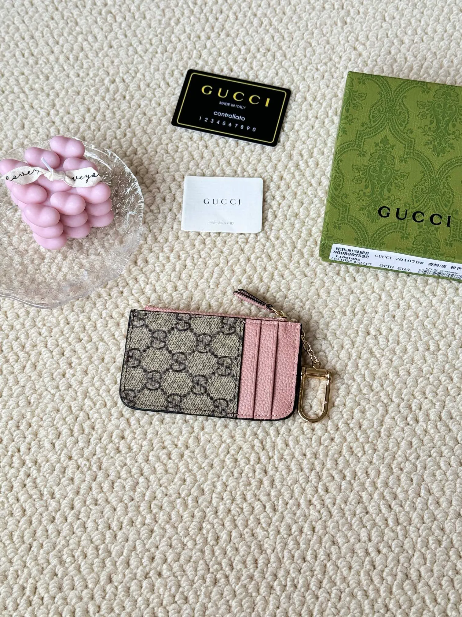 💰130 Gucci comes with box packaging and keychain card holder. The "Gucci March of Love" series has been updated to present multi-functional elements to interpret the brand's spirit of self-expression. Equipped with 3 card slots and a keychain hook, this model exudes a strong brand identity. Size: 12.5X7X1.5cm Number: 701070