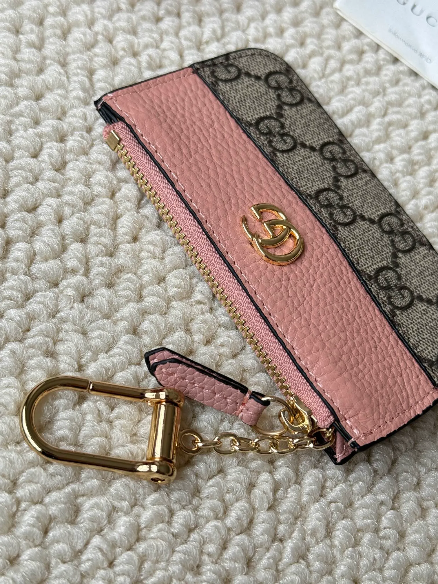 💰130 Gucci comes with box packaging and keychain card holder. The "Gucci March of Love" series has been updated to present multi-functional elements to interpret the brand's spirit of self-expression. Equipped with 3 card slots and a keychain hook, this model exudes a strong brand identity. Size: 12.5X7X1.5cm Number: 701070