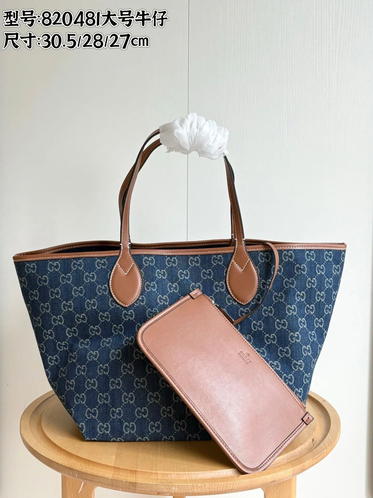 Actual shot #💰340 Model: 820481 Large Size: 30.5x 28cmx 27cm The Gucci Totissima series combines the word "tote" with the superlative word "issima" in Italian, highlighting the practical function and timeless background of this handbag. This medium tote bag comes with a removable clutch. Detachable clutch: 21.5cmx 12.5cm
