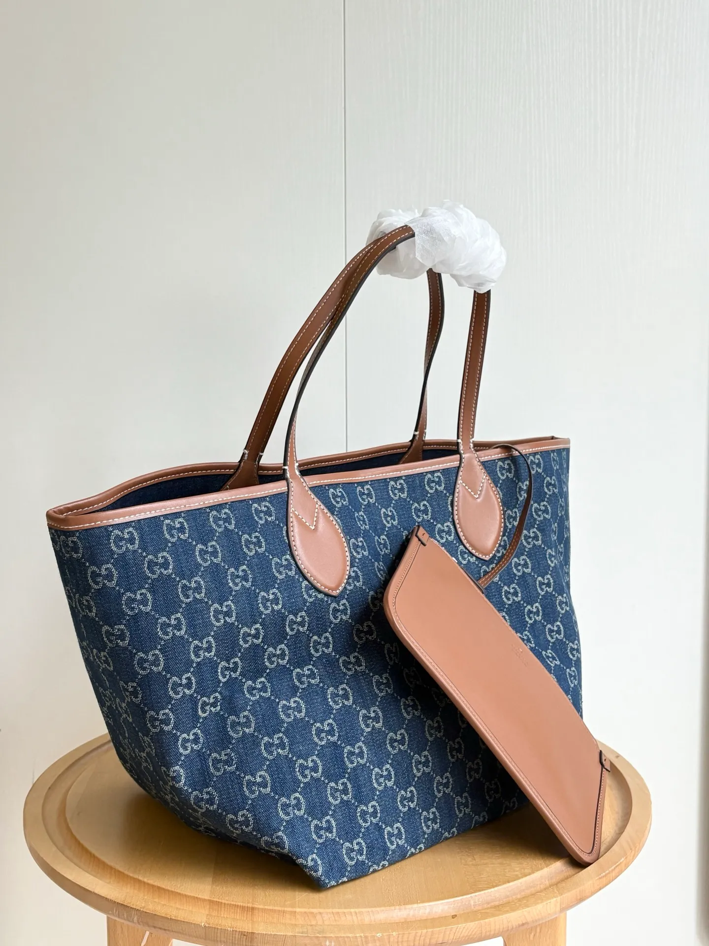 Actual shot #💰340 Model: 820481 Large Size: 30.5x 28cmx 27cm The Gucci Totissima series combines the word "tote" with the superlative word "issima" in Italian, highlighting the practical function and timeless background of this handbag. This medium tote bag comes with a removable clutch. Detachable clutch: 21.5cmx 12.5cm