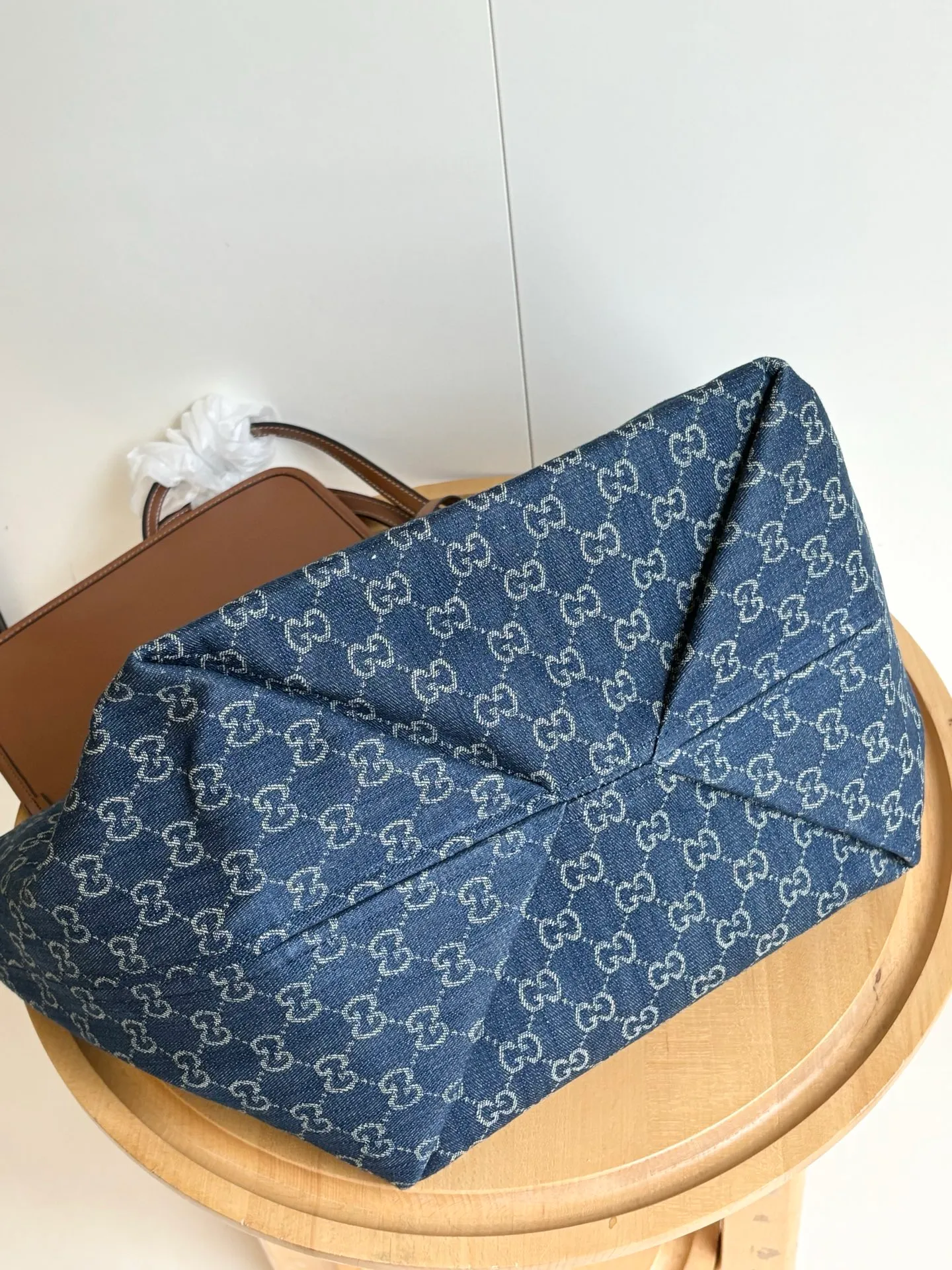 Actual shot #💰340 Model: 820481 Large Size: 30.5x 28cmx 27cm The Gucci Totissima series combines the word "tote" with the superlative word "issima" in Italian, highlighting the practical function and timeless background of this handbag. This medium tote bag comes with a removable clutch. Detachable clutch: 21.5cmx 12.5cm