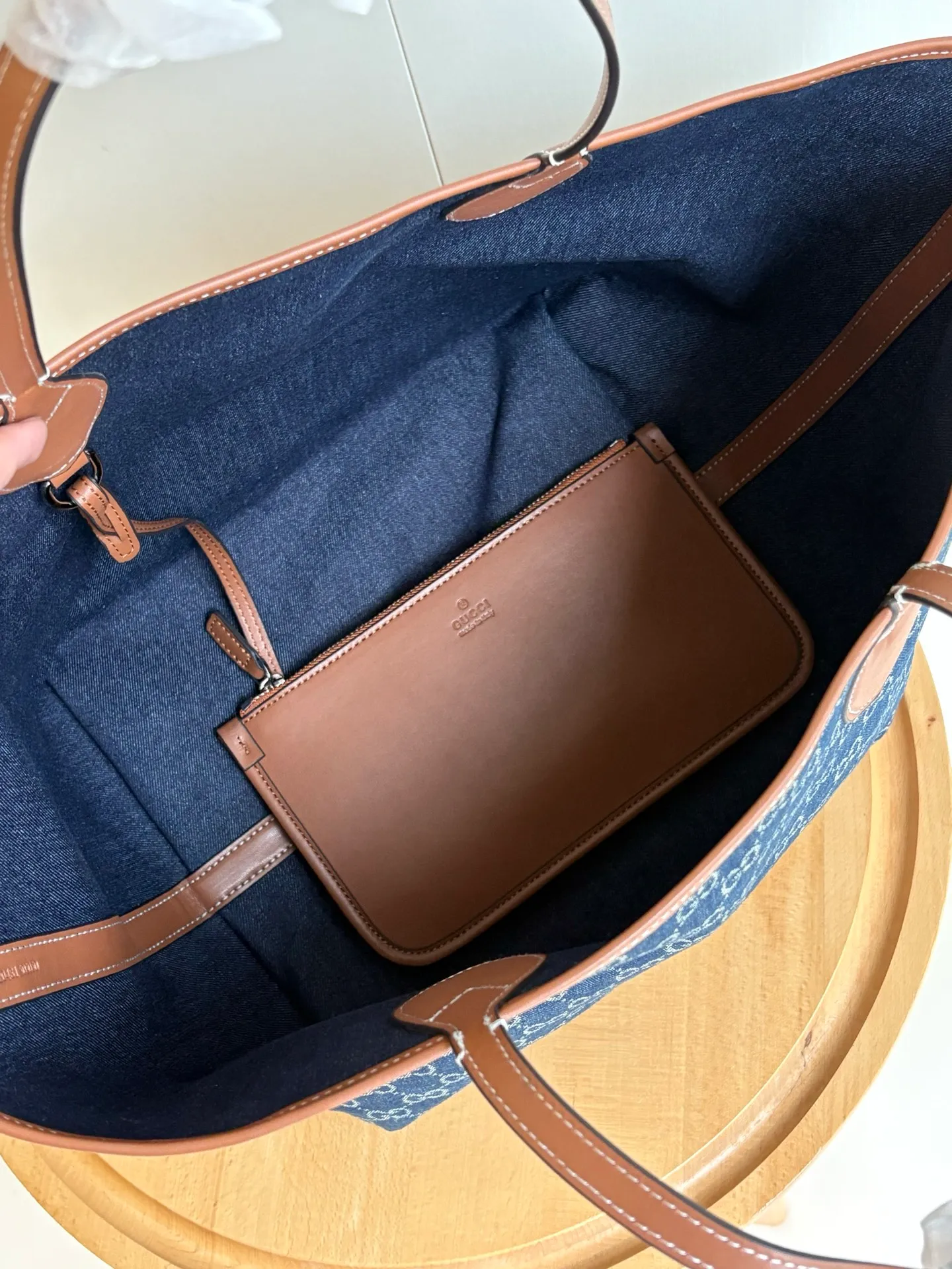 Actual shot #💰340 Model: 820481 Large Size: 30.5x 28cmx 27cm The Gucci Totissima series combines the word "tote" with the superlative word "issima" in Italian, highlighting the practical function and timeless background of this handbag. This medium tote bag comes with a removable clutch. Detachable clutch: 21.5cmx 12.5cm