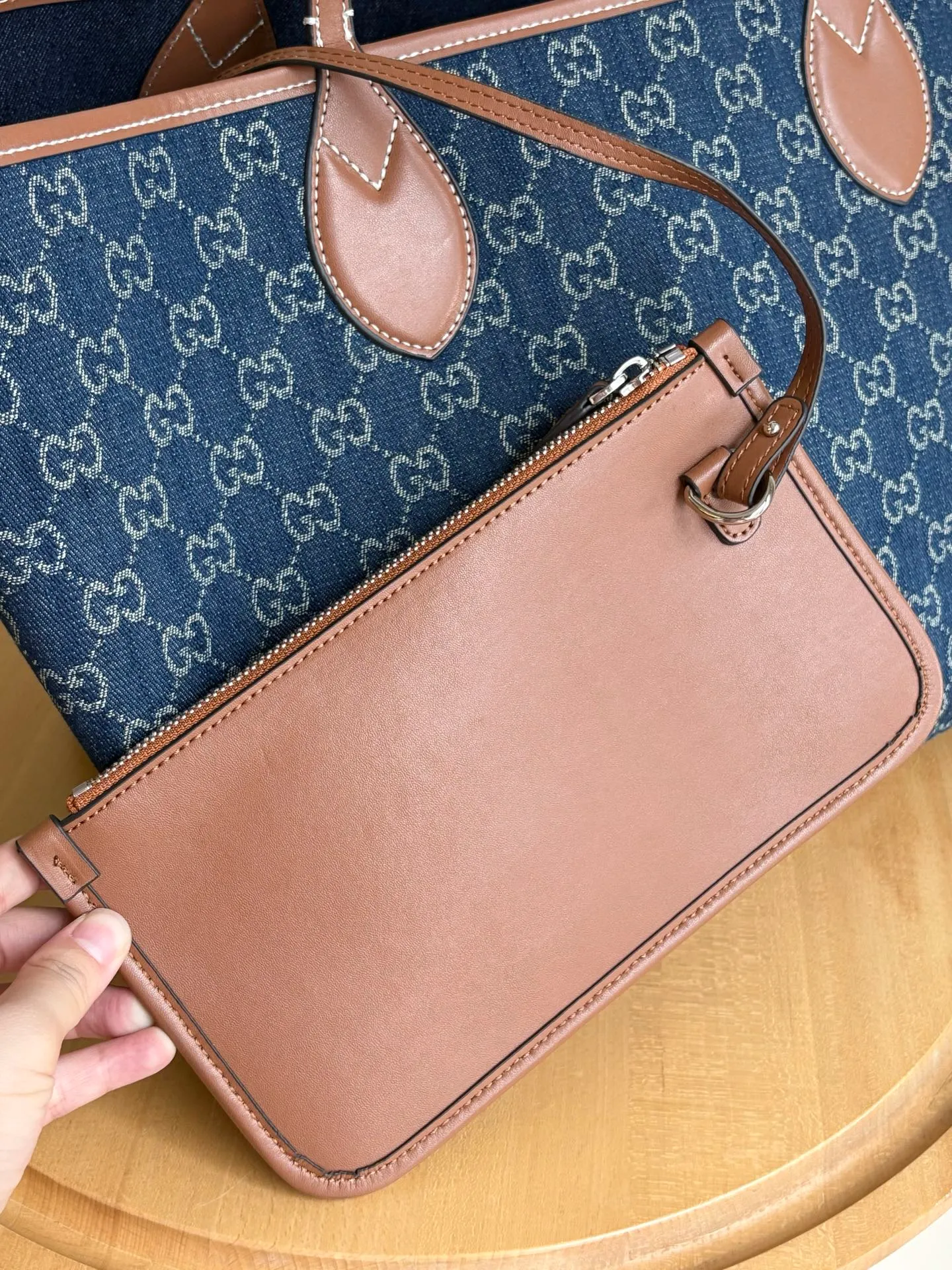 Actual shot #💰340 Model: 820481 Large Size: 30.5x 28cmx 27cm The Gucci Totissima series combines the word "tote" with the superlative word "issima" in Italian, highlighting the practical function and timeless background of this handbag. This medium tote bag comes with a removable clutch. Detachable clutch: 21.5cmx 12.5cm