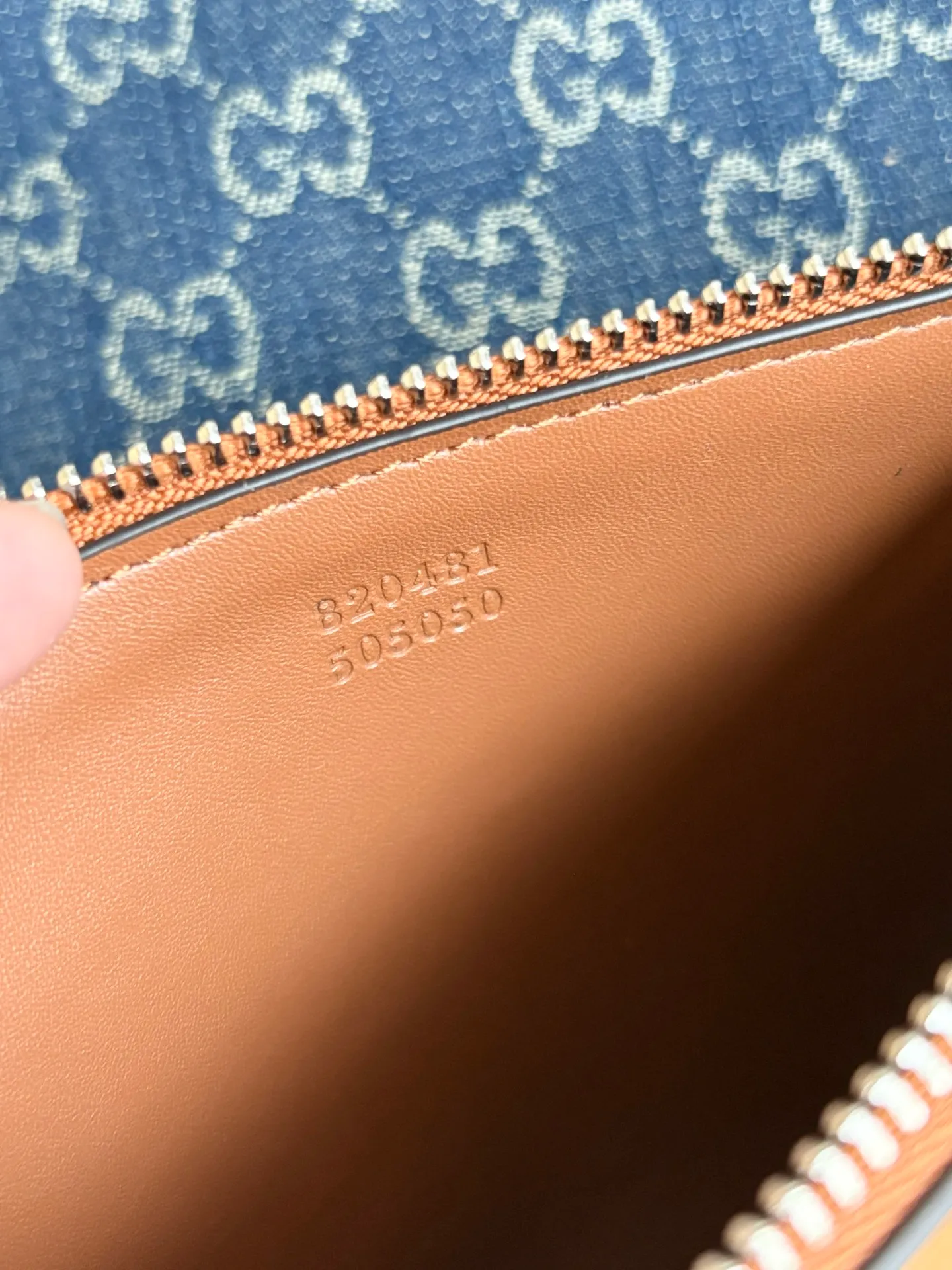 Actual shot #💰340 Model: 820481 Large Size: 30.5x 28cmx 27cm The Gucci Totissima series combines the word "tote" with the superlative word "issima" in Italian, highlighting the practical function and timeless background of this handbag. This medium tote bag comes with a removable clutch. Detachable clutch: 21.5cmx 12.5cm