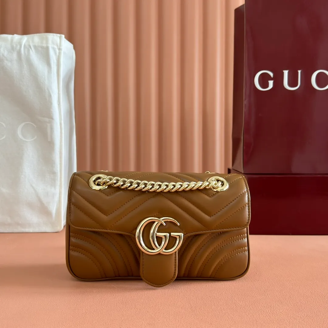 p1100💋💋💋Original leather [full counter configuration] GG Marmont series quilted mini handbag. This GG Marmont series mini handbag is made of highly recognizable shape, neutral new brown quilted V-shaped leather material, slightly stiff body, flip-top closure design, and double G accessories. This handbag adopts a diversified carrying design, and you can easily switch between a shoulder bag and a handbag by sliding the metal chain easily. New brown quilted V-shaped leather, gold-tone hardware, cotton and linen blend lining Double G, sliding chain strap that can be used as a shoulder strap (55cm high) or top handle (30cm high). Can also be used as a crossbody bag. Spring buckle flip cover, weight: about 0.6 kg. Model: 446744. Dimensions: 22 (W) x 13 (H) x 6cm (D) Color: New Brown Full Leather/Original Leather. Made in Italy