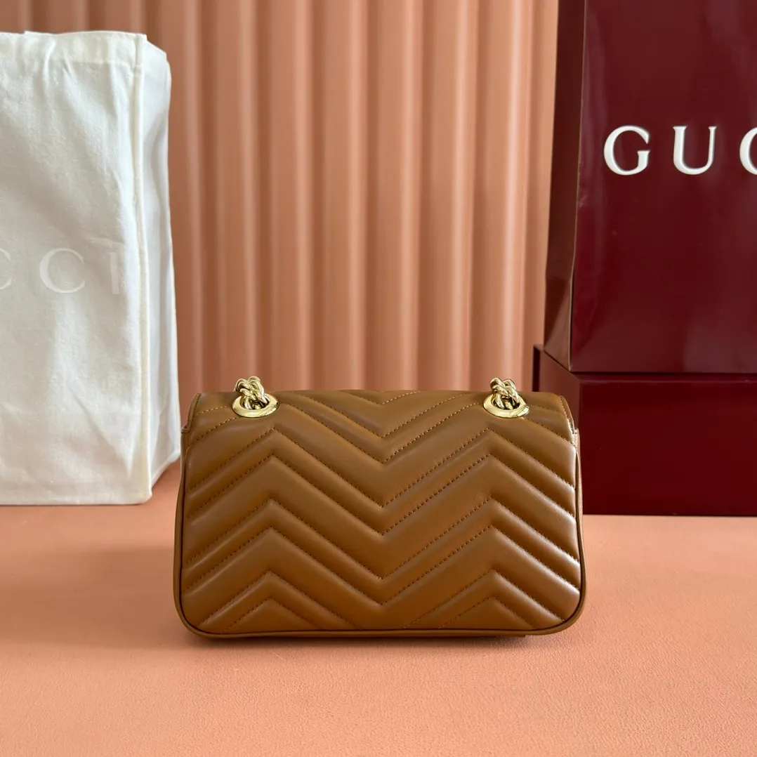 p1100💋💋💋Original leather [full counter configuration] GG Marmont series quilted mini handbag. This GG Marmont series mini handbag is made of highly recognizable shape, neutral new brown quilted V-shaped leather material, slightly stiff body, flip-top closure design, and double G accessories. This handbag adopts a diversified carrying design, and you can easily switch between a shoulder bag and a handbag by sliding the metal chain easily. New brown quilted V-shaped leather, gold-tone hardware, cotton and linen blend lining Double G, sliding chain strap that can be used as a shoulder strap (55cm high) or top handle (30cm high). Can also be used as a crossbody bag. Spring buckle flip cover, weight: about 0.6 kg. Model: 446744. Dimensions: 22 (W) x 13 (H) x 6cm (D) Color: New Brown Full Leather/Original Leather. Made in Italy