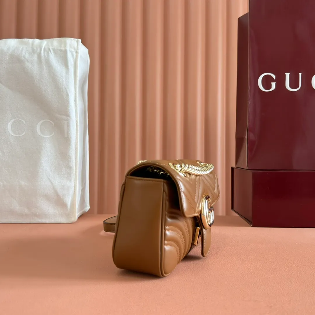 p1100💋💋💋Original leather [full counter configuration] GG Marmont series quilted mini handbag. This GG Marmont series mini handbag is made of highly recognizable shape, neutral new brown quilted V-shaped leather material, slightly stiff body, flip-top closure design, and double G accessories. This handbag adopts a diversified carrying design, and you can easily switch between a shoulder bag and a handbag by sliding the metal chain easily. New brown quilted V-shaped leather, gold-tone hardware, cotton and linen blend lining Double G, sliding chain strap that can be used as a shoulder strap (55cm high) or top handle (30cm high). Can also be used as a crossbody bag. Spring buckle flip cover, weight: about 0.6 kg. Model: 446744. Dimensions: 22 (W) x 13 (H) x 6cm (D) Color: New Brown Full Leather/Original Leather. Made in Italy