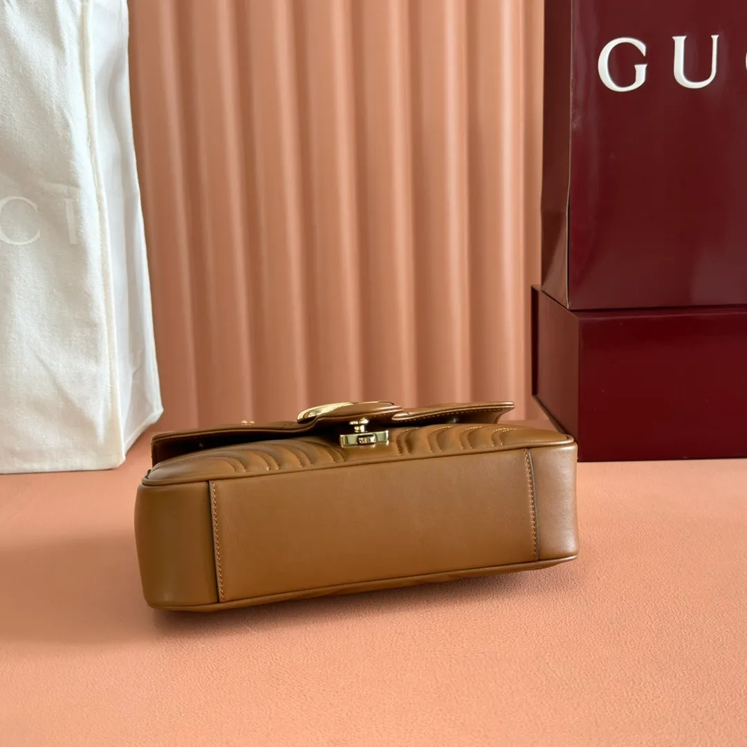 p1100💋💋💋Original leather [full counter configuration] GG Marmont series quilted mini handbag. This GG Marmont series mini handbag is made of highly recognizable shape, neutral new brown quilted V-shaped leather material, slightly stiff body, flip-top closure design, and double G accessories. This handbag adopts a diversified carrying design, and you can easily switch between a shoulder bag and a handbag by sliding the metal chain easily. New brown quilted V-shaped leather, gold-tone hardware, cotton and linen blend lining Double G, sliding chain strap that can be used as a shoulder strap (55cm high) or top handle (30cm high). Can also be used as a crossbody bag. Spring buckle flip cover, weight: about 0.6 kg. Model: 446744. Dimensions: 22 (W) x 13 (H) x 6cm (D) Color: New Brown Full Leather/Original Leather. Made in Italy