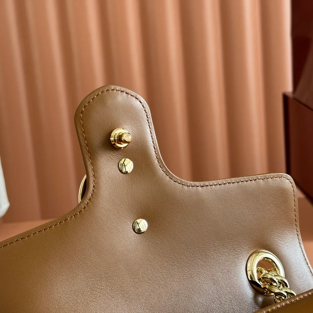 p1100💋💋💋Original leather [full counter configuration] GG Marmont series quilted mini handbag. This GG Marmont series mini handbag is made of highly recognizable shape, neutral new brown quilted V-shaped leather material, slightly stiff body, flip-top closure design, and double G accessories. This handbag adopts a diversified carrying design, and you can easily switch between a shoulder bag and a handbag by sliding the metal chain easily. New brown quilted V-shaped leather, gold-tone hardware, cotton and linen blend lining Double G, sliding chain strap that can be used as a shoulder strap (55cm high) or top handle (30cm high). Can also be used as a crossbody bag. Spring buckle flip cover, weight: about 0.6 kg. Model: 446744. Dimensions: 22 (W) x 13 (H) x 6cm (D) Color: New Brown Full Leather/Original Leather. Made in Italy