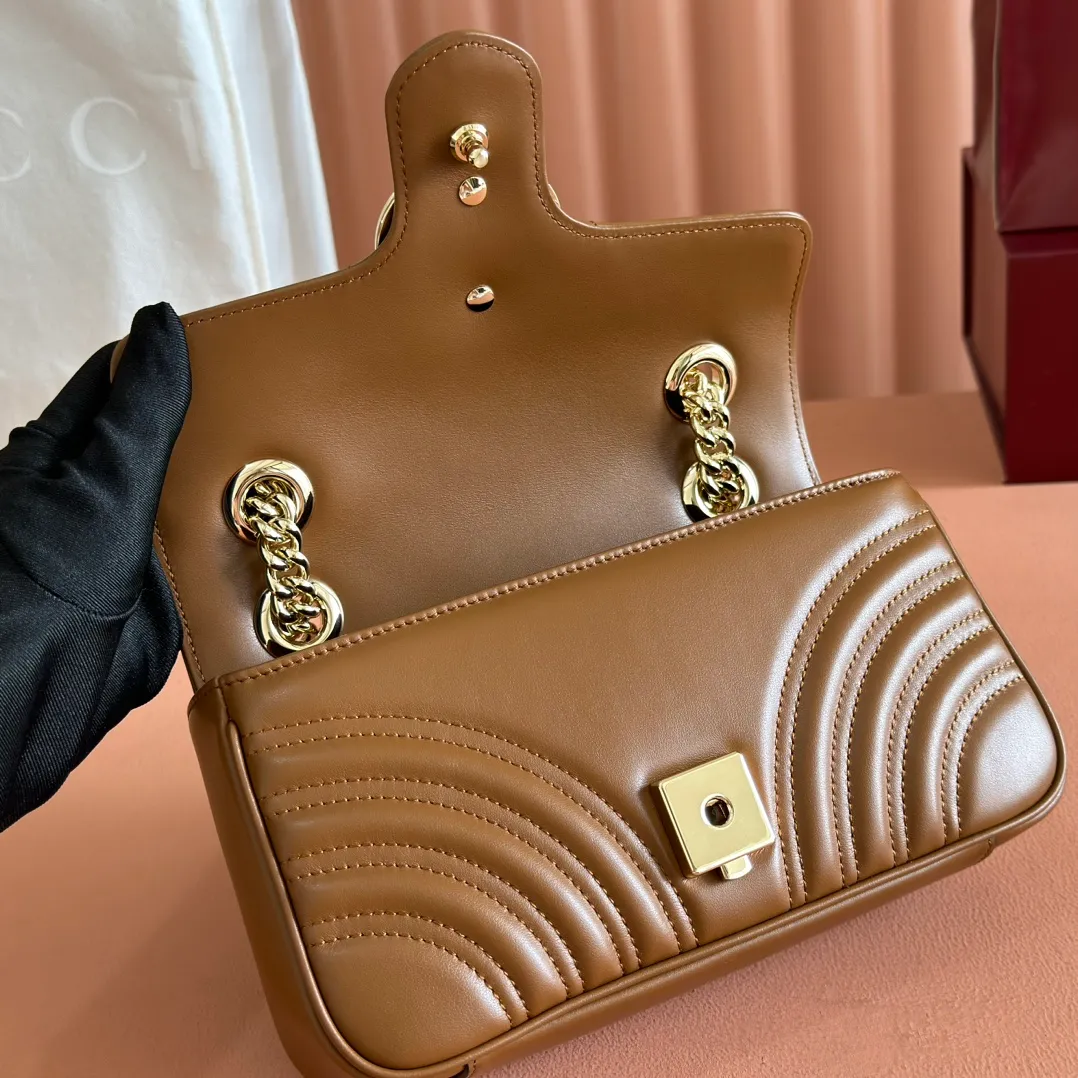 p1100💋💋💋Original leather [full counter configuration] GG Marmont series quilted mini handbag. This GG Marmont series mini handbag is made of highly recognizable shape, neutral new brown quilted V-shaped leather material, slightly stiff body, flip-top closure design, and double G accessories. This handbag adopts a diversified carrying design, and you can easily switch between a shoulder bag and a handbag by sliding the metal chain easily. New brown quilted V-shaped leather, gold-tone hardware, cotton and linen blend lining Double G, sliding chain strap that can be used as a shoulder strap (55cm high) or top handle (30cm high). Can also be used as a crossbody bag. Spring buckle flip cover, weight: about 0.6 kg. Model: 446744. Dimensions: 22 (W) x 13 (H) x 6cm (D) Color: New Brown Full Leather/Original Leather. Made in Italy