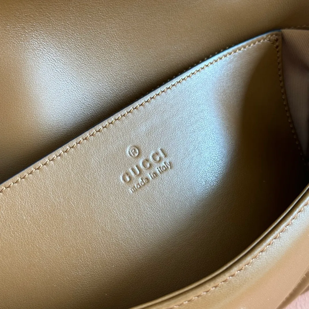 p1100💋💋💋Original leather [full counter configuration] GG Marmont series quilted mini handbag. This GG Marmont series mini handbag is made of highly recognizable shape, neutral new brown quilted V-shaped leather material, slightly stiff body, flip-top closure design, and double G accessories. This handbag adopts a diversified carrying design, and you can easily switch between a shoulder bag and a handbag by sliding the metal chain easily. New brown quilted V-shaped leather, gold-tone hardware, cotton and linen blend lining Double G, sliding chain strap that can be used as a shoulder strap (55cm high) or top handle (30cm high). Can also be used as a crossbody bag. Spring buckle flip cover, weight: about 0.6 kg. Model: 446744. Dimensions: 22 (W) x 13 (H) x 6cm (D) Color: New Brown Full Leather/Original Leather. Made in Italy