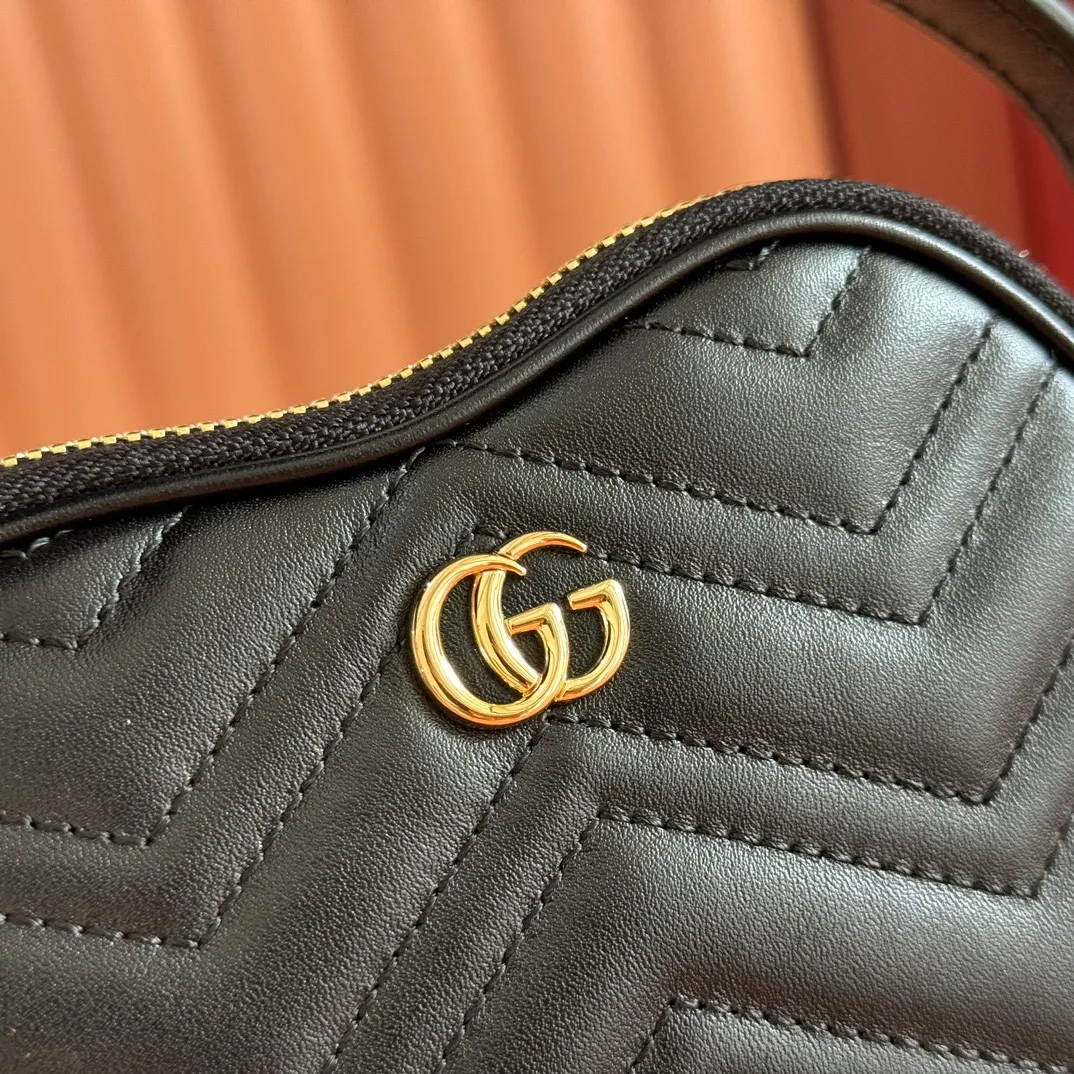 p940. 💋💋💋"With full set of original counter packaging" [New product] This GG Marmont series mini handbag has a playful and cute heart-shaped silhouette and is crafted from soft Gucci Ancola red V-shaped Matelassé cow leather. The bag has a simple and compact shape and is equipped with the iconic Double G accessories in light gold tones. Gucci Rosso Ancora red quilted V-shaped calfskin leather Light gold tone hardware Red taffeta lining Double G Interior: One card compartment Carry handle (8 cm height) Detachable and adjustable shoulder strap (48 cm height) Zip closure Weight: approx. 0.162 kg Ident number: 837753. Dimensions: 13.5cm (width) x 11.5cm (height) x 2.5cm (depth) Color: Black full leather. Made in Italy