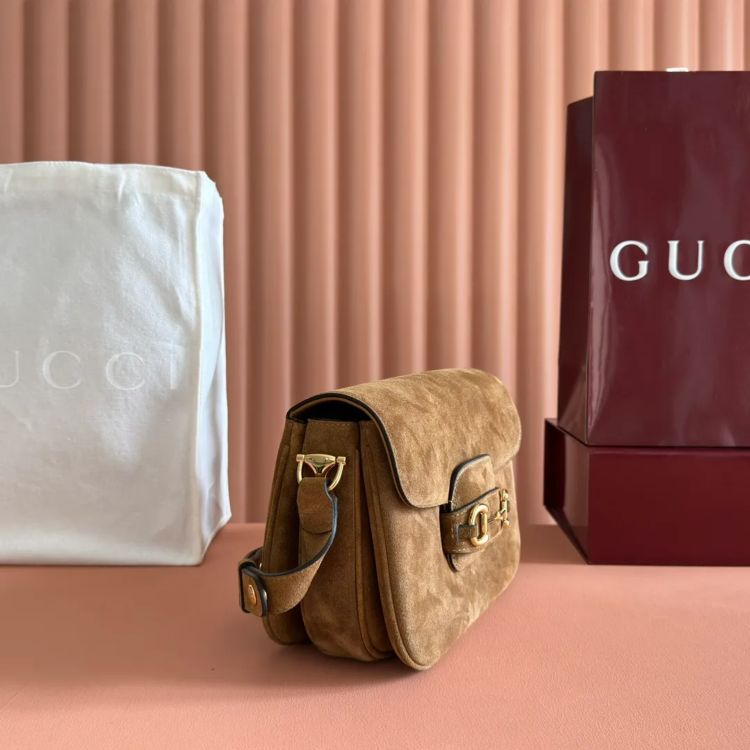 p1420💋💋💋【Full set of counter packaging】2025 autumn and winter series, this shoulder bag reproduces the brand's equestrian style design, integrating light golden tone details and suede material, with double rings and long accessories, adding to the Gucci Horsebit 1955 series. Made of brown suede. Gold-tone hardware. Brown leather lining. Horsebit fastening. Interior: One open pocket. Triple-stitched compartments. Adjustable shoulder strap: Height: 28cm – 50cm; Length: 71cm – 114cm. Model number: 847063. Dimensions: 26cm (width) x 17.5cm (height) x 10cm (depth) Weight: approx. 0.85kg Color: brown matte/original leather.