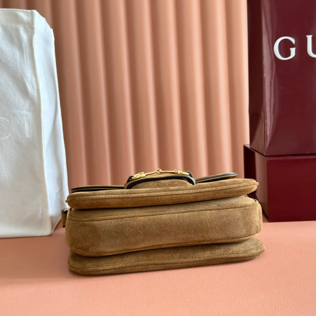 p1420💋💋💋【Full set of counter packaging】2025 autumn and winter series, this shoulder bag reproduces the brand's equestrian style design, integrating light golden tone details and suede material, with double rings and long accessories, adding to the Gucci Horsebit 1955 series. Made of brown suede. Gold-tone hardware. Brown leather lining. Horsebit fastening. Interior: One open pocket. Triple-stitched compartments. Adjustable shoulder strap: Height: 28cm – 50cm; Length: 71cm – 114cm. Model number: 847063. Dimensions: 26cm (width) x 17.5cm (height) x 10cm (depth) Weight: approx. 0.85kg Color: brown matte/original leather.