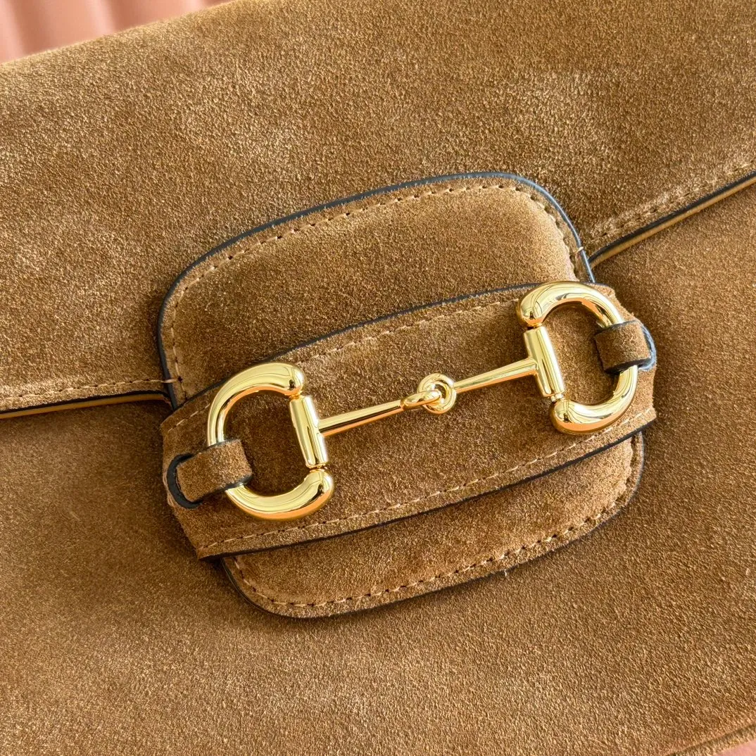 p1420💋💋💋【Full set of counter packaging】2025 autumn and winter series, this shoulder bag reproduces the brand's equestrian style design, integrating light golden tone details and suede material, with double rings and long accessories, adding to the Gucci Horsebit 1955 series. Made of brown suede. Gold-tone hardware. Brown leather lining. Horsebit fastening. Interior: One open pocket. Triple-stitched compartments. Adjustable shoulder strap: Height: 28cm – 50cm; Length: 71cm – 114cm. Model number: 847063. Dimensions: 26cm (width) x 17.5cm (height) x 10cm (depth) Weight: approx. 0.85kg Color: brown matte/original leather.