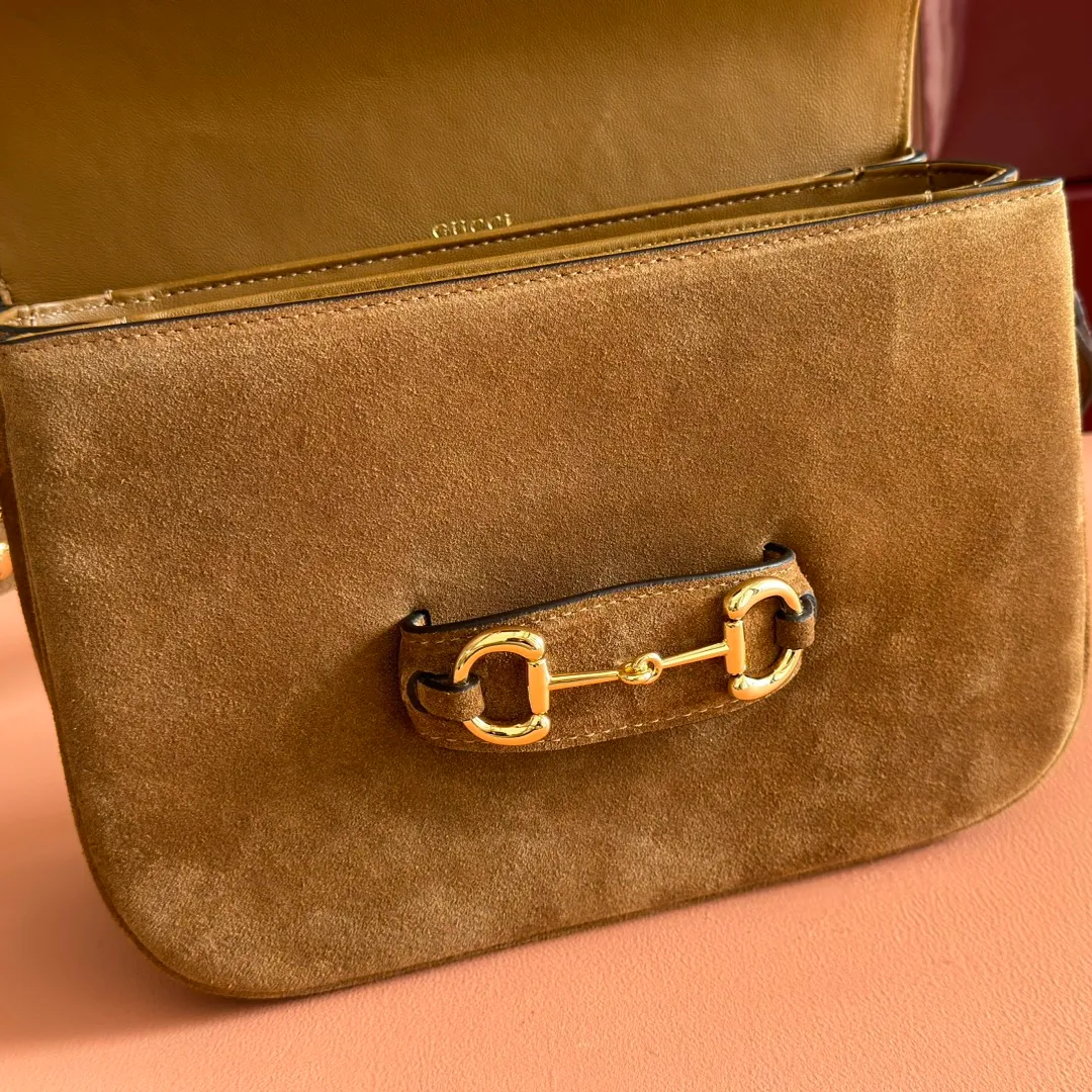 p1420💋💋💋【Full set of counter packaging】2025 autumn and winter series, this shoulder bag reproduces the brand's equestrian style design, integrating light golden tone details and suede material, with double rings and long accessories, adding to the Gucci Horsebit 1955 series. Made of brown suede. Gold-tone hardware. Brown leather lining. Horsebit fastening. Interior: One open pocket. Triple-stitched compartments. Adjustable shoulder strap: Height: 28cm – 50cm; Length: 71cm – 114cm. Model number: 847063. Dimensions: 26cm (width) x 17.5cm (height) x 10cm (depth) Weight: approx. 0.85kg Color: brown matte/original leather.