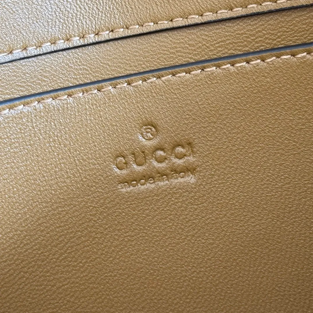 p1420💋💋💋【Full set of counter packaging】2025 autumn and winter series, this shoulder bag reproduces the brand's equestrian style design, integrating light golden tone details and suede material, with double rings and long accessories, adding to the Gucci Horsebit 1955 series. Made of brown suede. Gold-tone hardware. Brown leather lining. Horsebit fastening. Interior: One open pocket. Triple-stitched compartments. Adjustable shoulder strap: Height: 28cm – 50cm; Length: 71cm – 114cm. Model number: 847063. Dimensions: 26cm (width) x 17.5cm (height) x 10cm (depth) Weight: approx. 0.85kg Color: brown matte/original leather.
