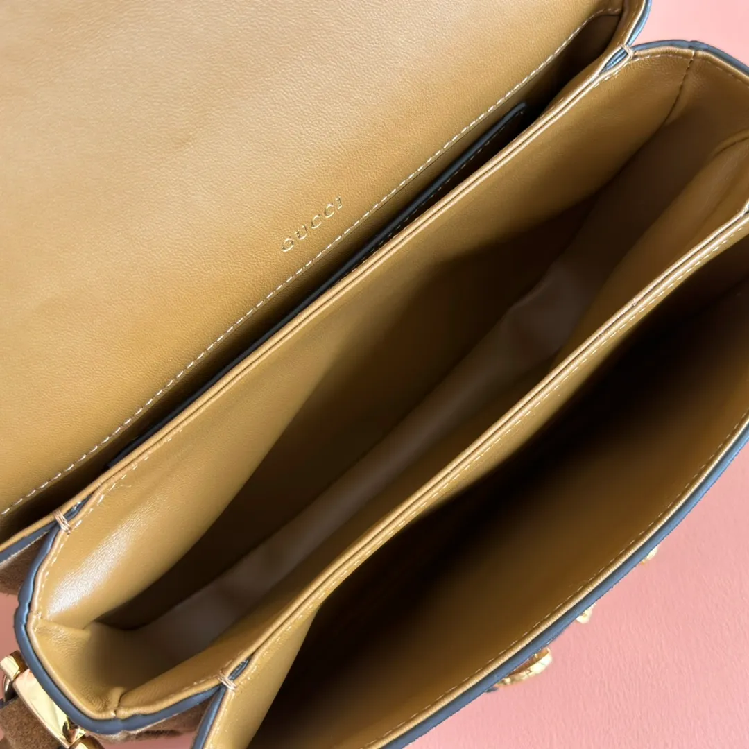 p1420💋💋💋【Full set of counter packaging】2025 autumn and winter series, this shoulder bag reproduces the brand's equestrian style design, integrating light golden tone details and suede material, with double rings and long accessories, adding to the Gucci Horsebit 1955 series. Made of brown suede. Gold-tone hardware. Brown leather lining. Horsebit fastening. Interior: One open pocket. Triple-stitched compartments. Adjustable shoulder strap: Height: 28cm – 50cm; Length: 71cm – 114cm. Model number: 847063. Dimensions: 26cm (width) x 17.5cm (height) x 10cm (depth) Weight: approx. 0.85kg Color: brown matte/original leather.