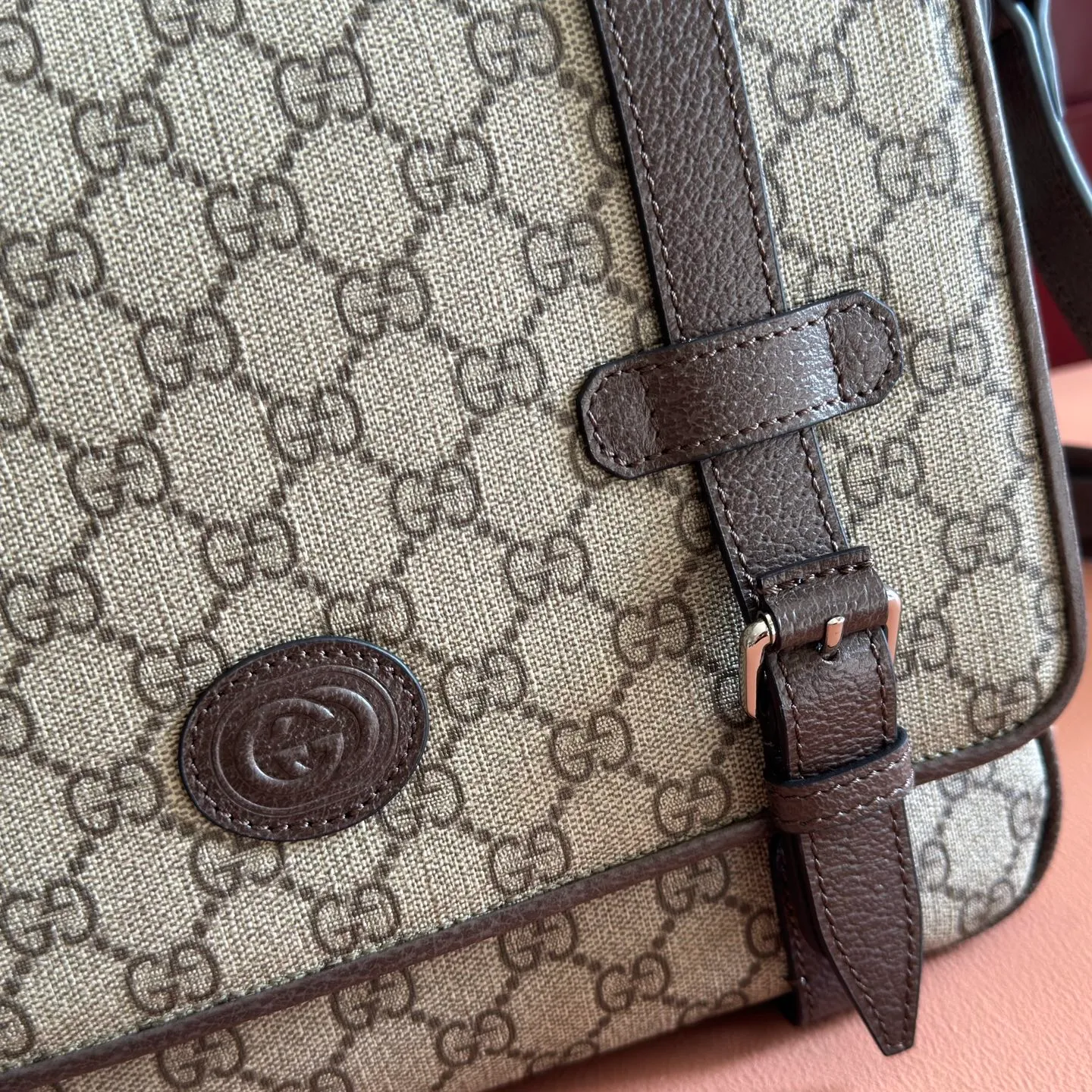 p1000. 💋💋💋[Original leather accessories🌈Full set of counter packaging]🔥🔥G family new model introduction: immersed in retro feelings, the Ophidia family has welcomed a new member - the square shape of the medium handbag is reminiscent of retro design. The GG high-grade man-made canvas material is embellished with red and green webbing and other classic elements of the brand that pay tribute to the brand's equestrian roots. Ophidia Web Model: 658542. Size: 28*24*8.5cm. Color: brown/pvc.