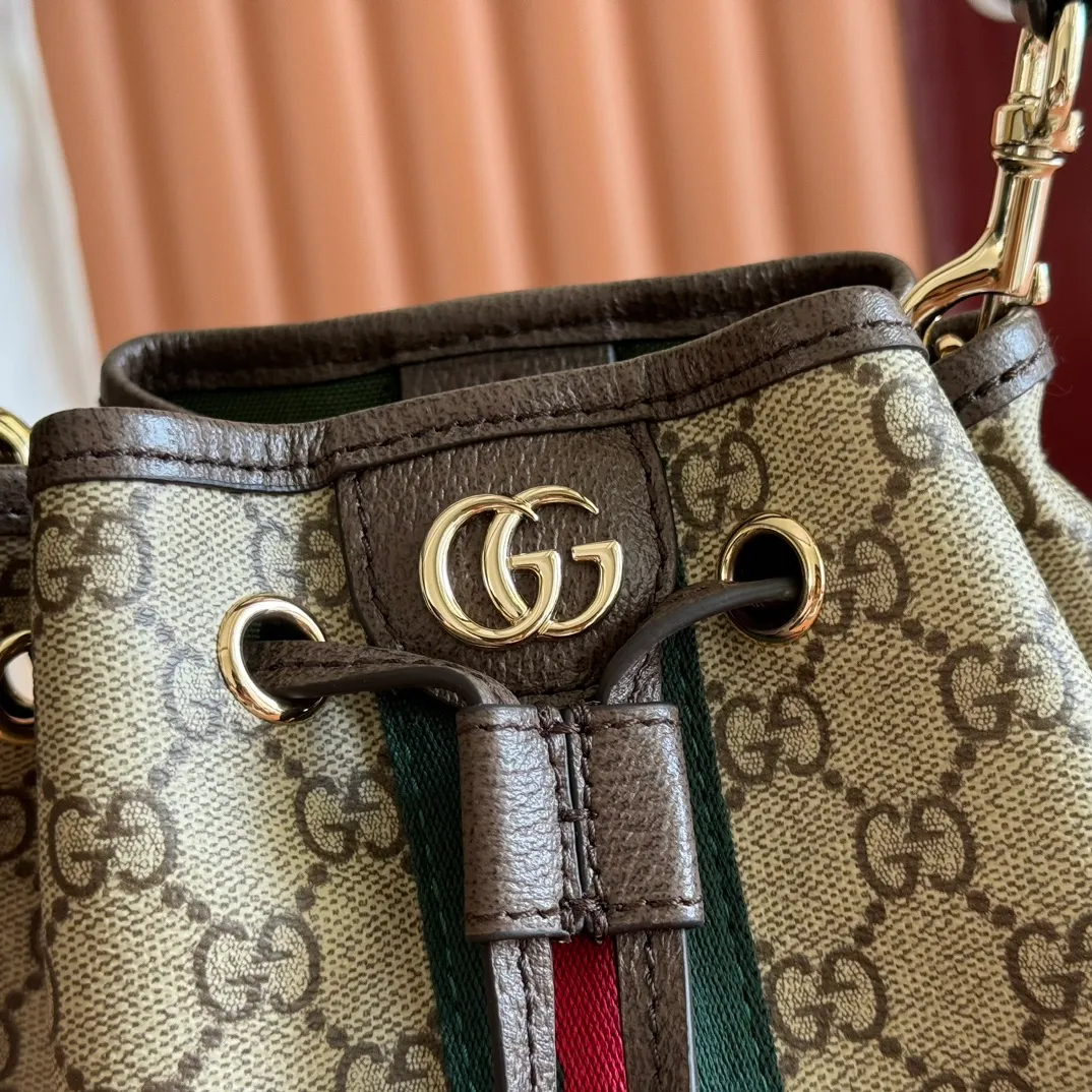 p1000. 💋💋💋"With full set of original counter packaging" [New Product] The Ophidia series ingeniously interprets novel silhouettes and functions, with iconic beige and brown colors, creating a bag with soft texture and fashionable style. The flap is trimmed with signature webbing. Beige and dark brown GG monogram coated fabric Brown leather trim Light gold-toned hardware Green linen-cotton blend lining Double G webbing Item number: 841313. Dimensions: 22x21.5x13cm. Color: Brown/PVC. Made in Italy