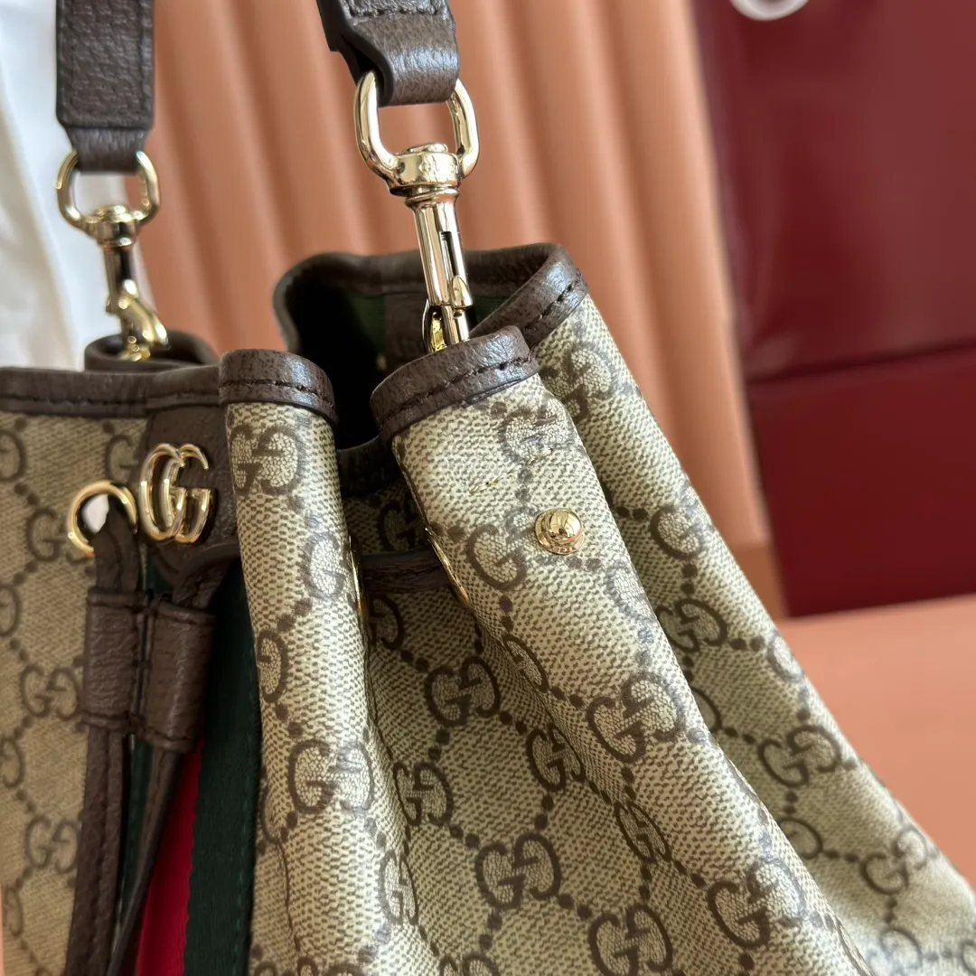 p1000. 💋💋💋"With full set of original counter packaging" [New Product] The Ophidia series ingeniously interprets novel silhouettes and functions, with iconic beige and brown colors, creating a bag with soft texture and fashionable style. The flap is trimmed with signature webbing. Beige and dark brown GG monogram coated fabric Brown leather trim Light gold-toned hardware Green linen-cotton blend lining Double G webbing Item number: 841313. Dimensions: 22x21.5x13cm. Color: Brown/PVC. Made in Italy