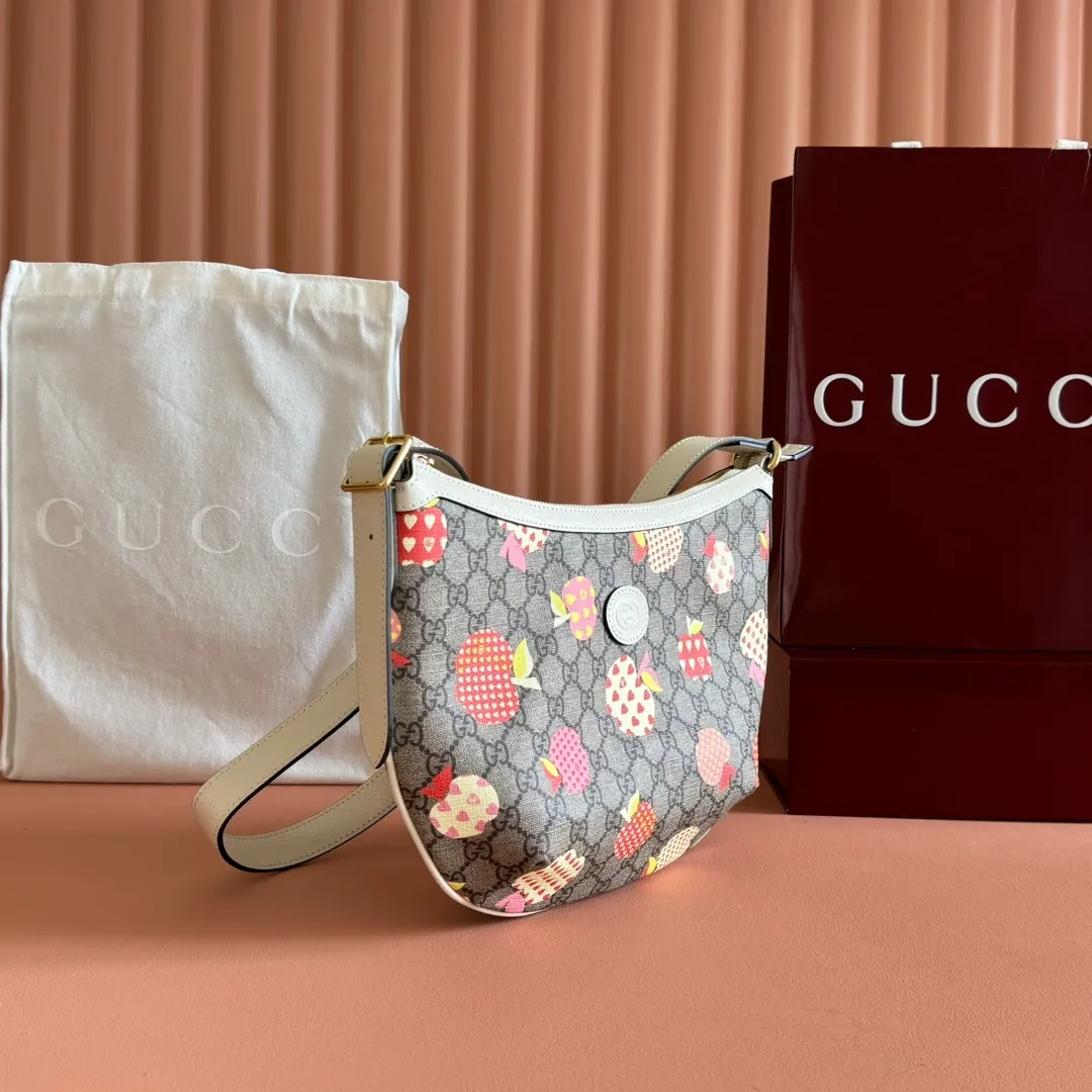 p800. 💋💋💋【Original leather accessories🌈 Equipped with full counter packaging】🔥🔥 GG series👉2021 latest model, the classic retro style is definitely a rare model in this series suitable for all ages. The Ophidia series continues to grow and develop, and will bring stunning new products every season. This handbag is part of the Epilogue collection and features a removable shoulder strap. The square retro shape combines the brand's classic striped webbing and Double G styling accessories, and the handbag is made of the brand's iconic Double G pattern. Model: 598125. Size: 30*22*5.5cm. Color: Apple