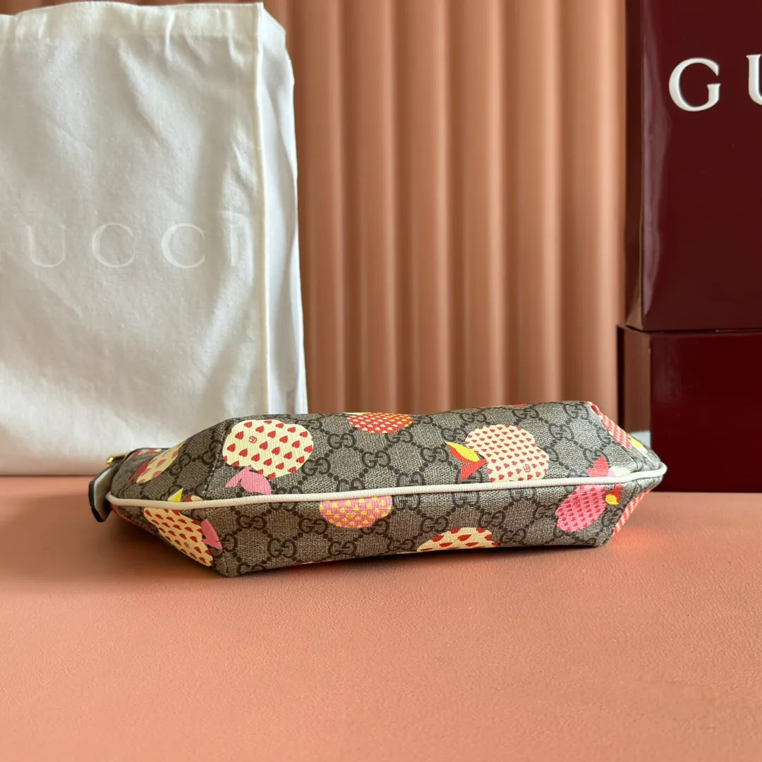p800. 💋💋💋【Original leather accessories🌈 Equipped with full counter packaging】🔥🔥 GG series👉2021 latest model, the classic retro style is definitely a rare model in this series suitable for all ages. The Ophidia series continues to grow and develop, and will bring stunning new products every season. This handbag is part of the Epilogue collection and features a removable shoulder strap. The square retro shape combines the brand's classic striped webbing and Double G styling accessories, and the handbag is made of the brand's iconic Double G pattern. Model: 598125. Size: 30*22*5.5cm. Color: Apple