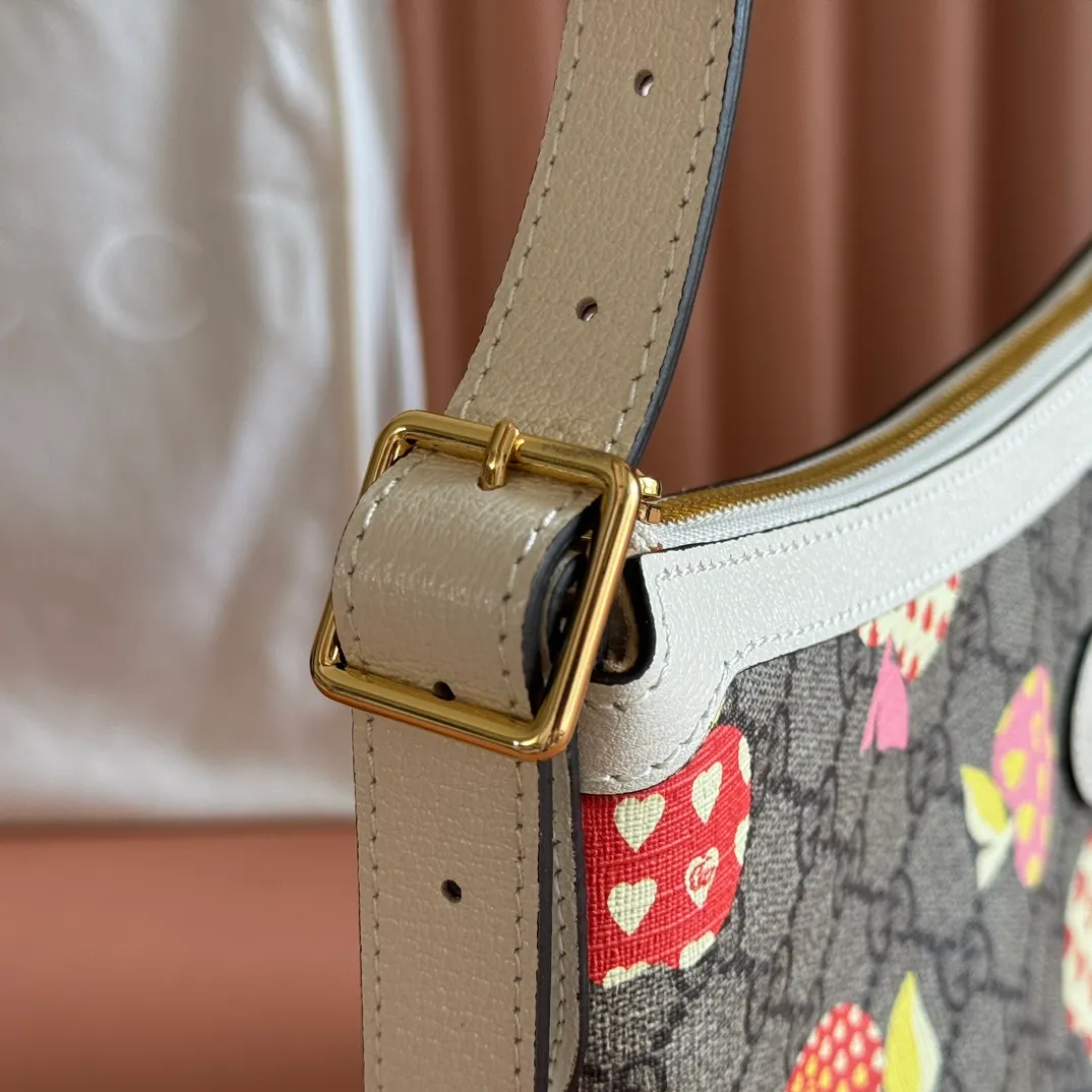 p800. 💋💋💋【Original leather accessories🌈 Equipped with full counter packaging】🔥🔥 GG series👉2021 latest model, the classic retro style is definitely a rare model in this series suitable for all ages. The Ophidia series continues to grow and develop, and will bring stunning new products every season. This handbag is part of the Epilogue collection and features a removable shoulder strap. The square retro shape combines the brand's classic striped webbing and Double G styling accessories, and the handbag is made of the brand's iconic Double G pattern. Model: 598125. Size: 30*22*5.5cm. Color: Apple
