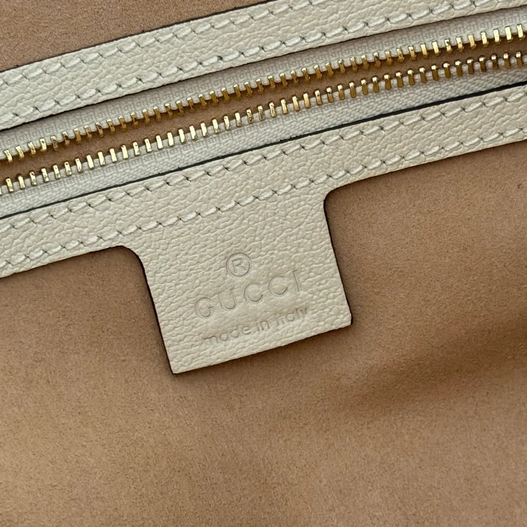 p800. 💋💋💋【Original leather accessories🌈 Equipped with full counter packaging】🔥🔥 GG series👉2021 latest model, the classic retro style is definitely a rare model in this series suitable for all ages. The Ophidia series continues to grow and develop, and will bring stunning new products every season. This handbag is part of the Epilogue collection and features a removable shoulder strap. The square retro shape combines the brand's classic striped webbing and Double G styling accessories, and the handbag is made of the brand's iconic Double G pattern. Model: 598125. Size: 30*22*5.5cm. Color: Apple