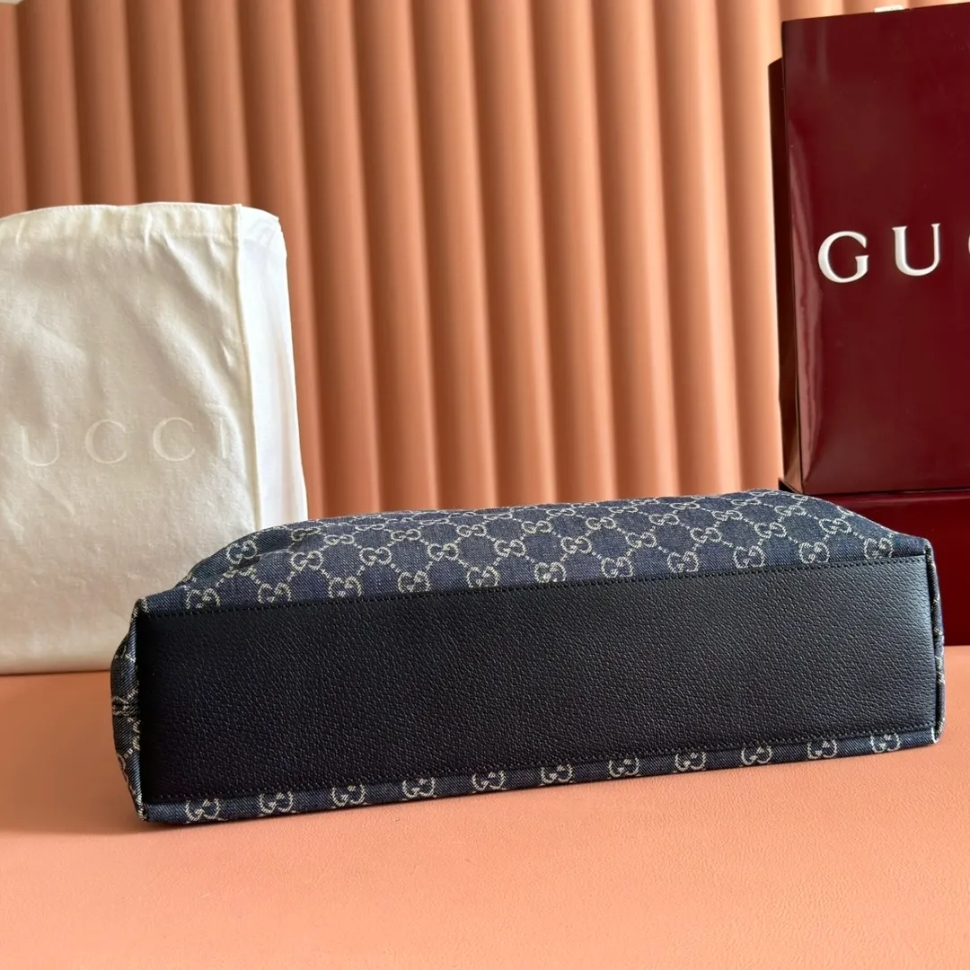 p1240💋💋💋【With full set of original counter gift bag packaging】2025 autumn and winter series, Gucci Beatrix series handbags are crafted from black cow leather material and equipped with iconic horsebit detail shoulder straps, adding brand connotation to the casual silhouette. Gold-toned accessories add a refined touch, and a zippered pocket inside keeps daily essentials secure. Combining elegant design with practical performance, it easily accommodates daily essentials. Black soft glossy calf leather Gold-tone hardware Black cotton and linen blend lining Horsebit detail on shoulder strap Interior: Zip pocket Adjustable shoulder strap Height: 26cm - 33cm; Length: 94cm Ident: 850546. Dimensions: 40cm (W) x 36cm (H) x 12cm (D) Weight: Approx. 1kg Colour: Blue denim. Made in Italy