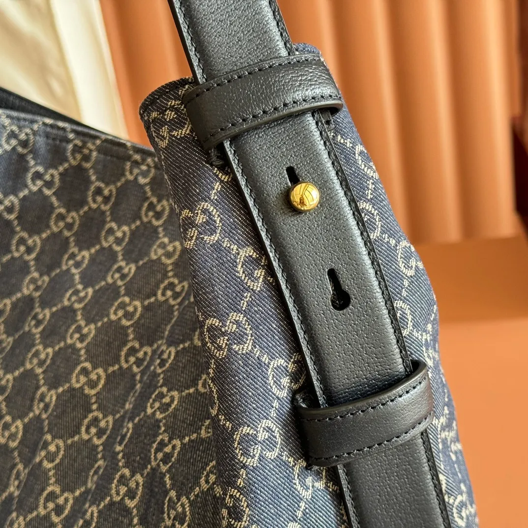 p1240💋💋💋【With full set of original counter gift bag packaging】2025 autumn and winter series, Gucci Beatrix series handbags are crafted from black cow leather material and equipped with iconic horsebit detail shoulder straps, adding brand connotation to the casual silhouette. Gold-toned accessories add a refined touch, and a zippered pocket inside keeps daily essentials secure. Combining elegant design with practical performance, it easily accommodates daily essentials. Black soft glossy calf leather Gold-tone hardware Black cotton and linen blend lining Horsebit detail on shoulder strap Interior: Zip pocket Adjustable shoulder strap Height: 26cm - 33cm; Length: 94cm Ident: 850546. Dimensions: 40cm (W) x 36cm (H) x 12cm (D) Weight: Approx. 1kg Colour: Blue denim. Made in Italy