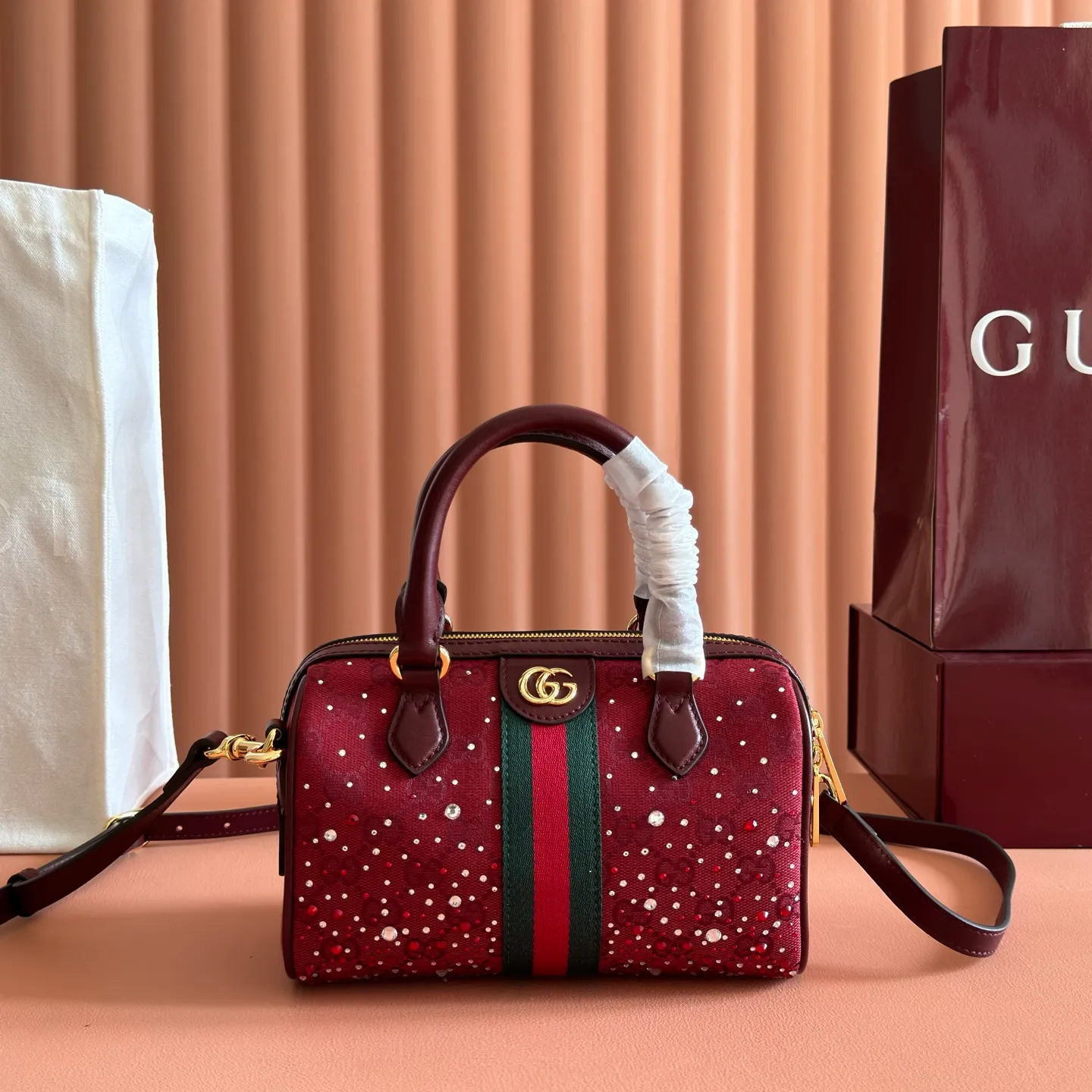 p1120💋💋💋[Original leather configuration counter complete package] The Ophidia series pays tribute to the brand heritage with its iconic striped webbing and light gold tone double G logo, and is crafted with gradient effect imitation crystals to highlight its dazzling brilliance. Gucci Ancora GG canvas with gradient effect crystals Gucci Ancora leather trim Light gold-tone hardware Rosso Ancora cotton and linen lining Double G webbing Interior: One open pocket Carry handle (10 cm high) Detachable and adjustable shoulder strap 45 cm - 56 cm; Length: 100 cm - 115 cm Zipper closure Ident: 841294. Dimensions: 21 cm (width) x 13 cm (height) x 11 cm (depth) Weight: approx. 0.5 kg Colour: Crystal Anchor Red Created in Italy