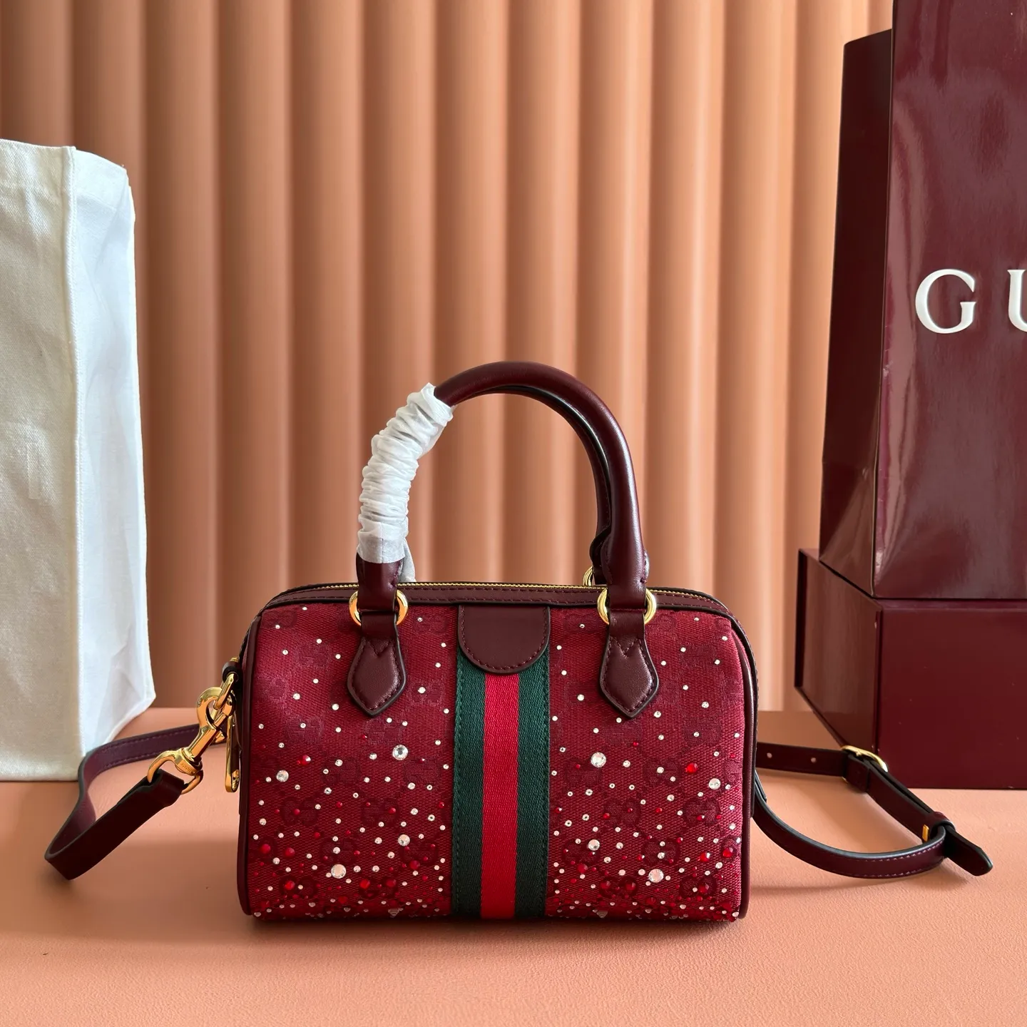 p1120💋💋💋[Original leather configuration counter complete package] The Ophidia series pays tribute to the brand heritage with its iconic striped webbing and light gold tone double G logo, and is crafted with gradient effect imitation crystals to highlight its dazzling brilliance. Gucci Ancora GG canvas with gradient effect crystals Gucci Ancora leather trim Light gold-tone hardware Rosso Ancora cotton and linen lining Double G webbing Interior: One open pocket Carry handle (10 cm high) Detachable and adjustable shoulder strap 45 cm - 56 cm; Length: 100 cm - 115 cm Zipper closure Ident: 841294. Dimensions: 21 cm (width) x 13 cm (height) x 11 cm (depth) Weight: approx. 0.5 kg Colour: Crystal Anchor Red Created in Italy