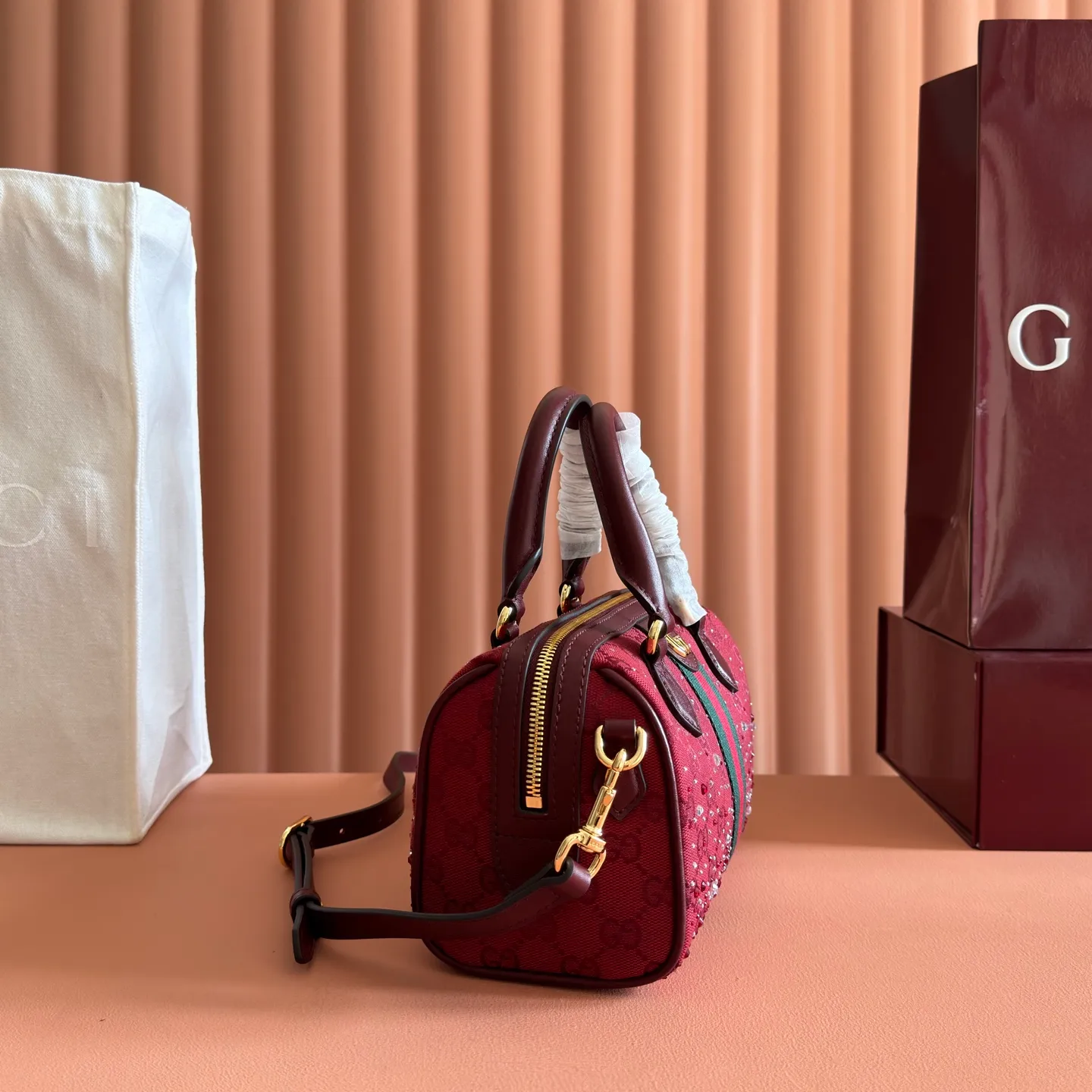 p1120💋💋💋[Original leather configuration counter complete package] The Ophidia series pays tribute to the brand heritage with its iconic striped webbing and light gold tone double G logo, and is crafted with gradient effect imitation crystals to highlight its dazzling brilliance. Gucci Ancora GG canvas with gradient effect crystals Gucci Ancora leather trim Light gold-tone hardware Rosso Ancora cotton and linen lining Double G webbing Interior: One open pocket Carry handle (10 cm high) Detachable and adjustable shoulder strap 45 cm - 56 cm; Length: 100 cm - 115 cm Zipper closure Ident: 841294. Dimensions: 21 cm (width) x 13 cm (height) x 11 cm (depth) Weight: approx. 0.5 kg Colour: Crystal Anchor Red Created in Italy