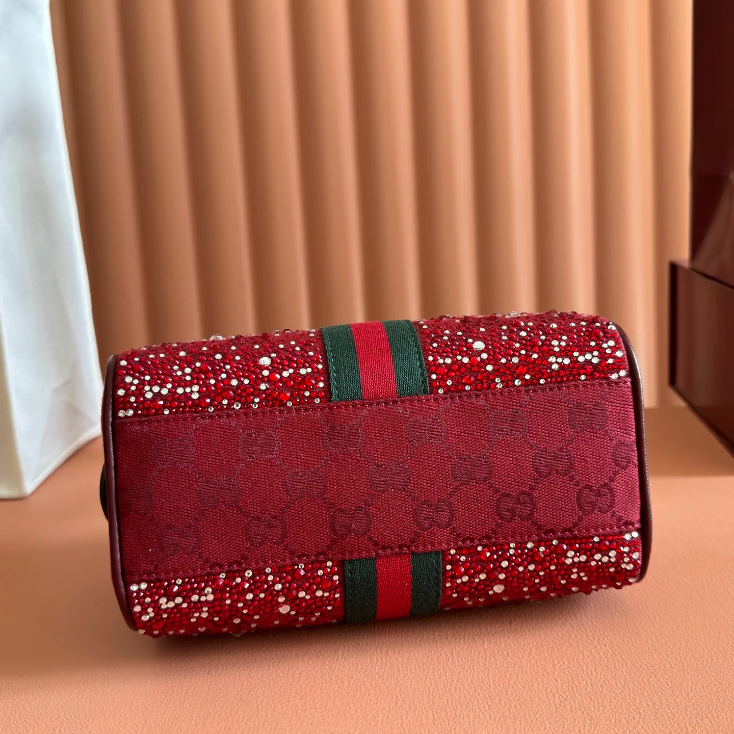p1120💋💋💋[Original leather configuration counter complete package] The Ophidia series pays tribute to the brand heritage with its iconic striped webbing and light gold tone double G logo, and is crafted with gradient effect imitation crystals to highlight its dazzling brilliance. Gucci Ancora GG canvas with gradient effect crystals Gucci Ancora leather trim Light gold-tone hardware Rosso Ancora cotton and linen lining Double G webbing Interior: One open pocket Carry handle (10 cm high) Detachable and adjustable shoulder strap 45 cm - 56 cm; Length: 100 cm - 115 cm Zipper closure Ident: 841294. Dimensions: 21 cm (width) x 13 cm (height) x 11 cm (depth) Weight: approx. 0.5 kg Colour: Crystal Anchor Red Created in Italy