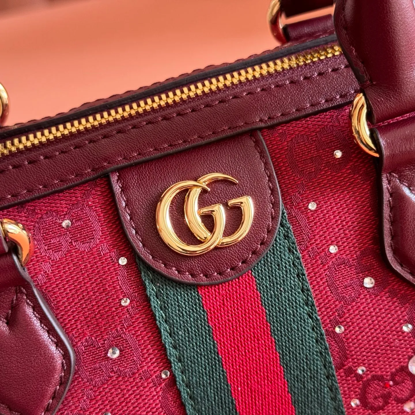 p1120💋💋💋[Original leather configuration counter complete package] The Ophidia series pays tribute to the brand heritage with its iconic striped webbing and light gold tone double G logo, and is crafted with gradient effect imitation crystals to highlight its dazzling brilliance. Gucci Ancora GG canvas with gradient effect crystals Gucci Ancora leather trim Light gold-tone hardware Rosso Ancora cotton and linen lining Double G webbing Interior: One open pocket Carry handle (10 cm high) Detachable and adjustable shoulder strap 45 cm - 56 cm; Length: 100 cm - 115 cm Zipper closure Ident: 841294. Dimensions: 21 cm (width) x 13 cm (height) x 11 cm (depth) Weight: approx. 0.5 kg Colour: Crystal Anchor Red Created in Italy