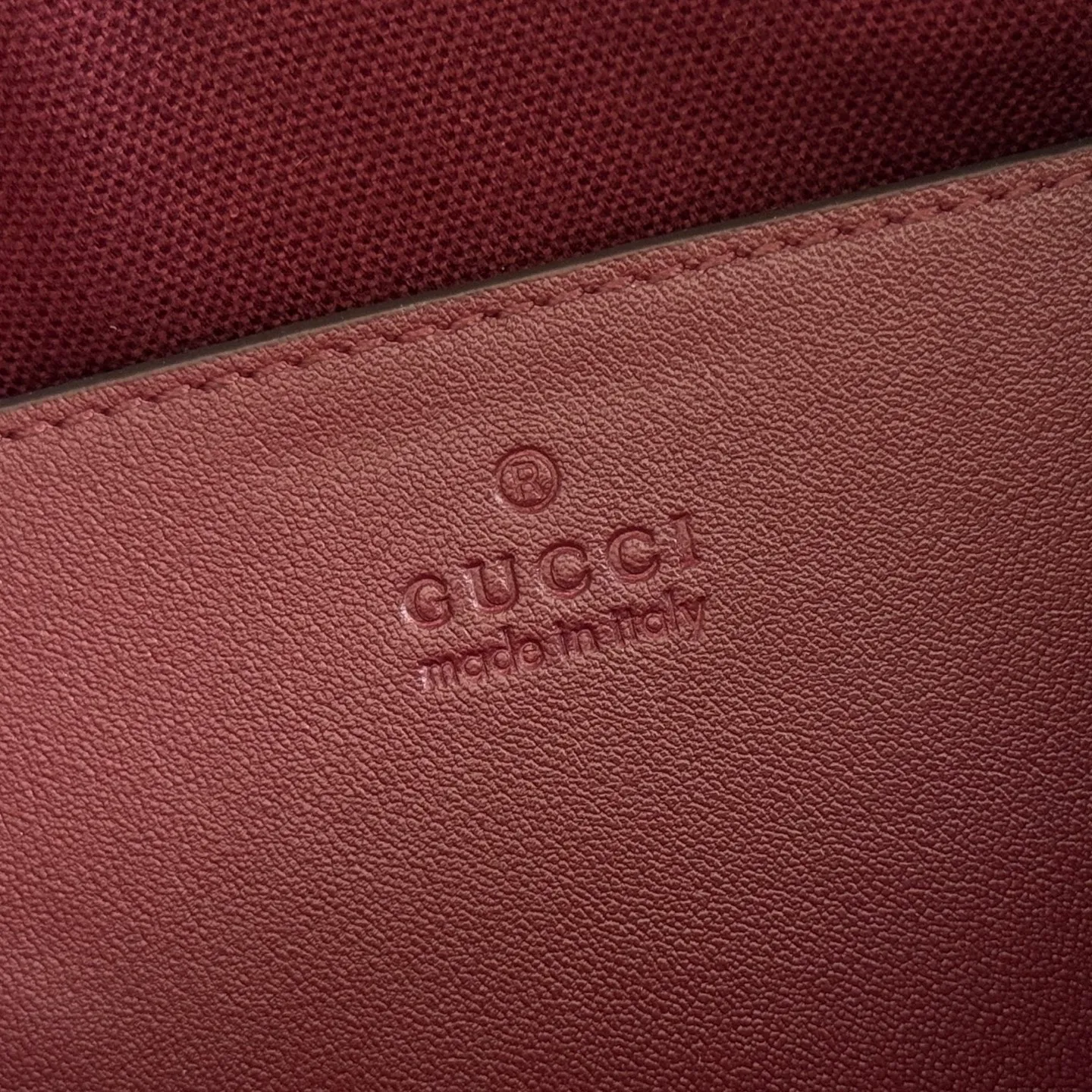 p1120💋💋💋[Original leather configuration counter complete package] The Ophidia series pays tribute to the brand heritage with its iconic striped webbing and light gold tone double G logo, and is crafted with gradient effect imitation crystals to highlight its dazzling brilliance. Gucci Ancora GG canvas with gradient effect crystals Gucci Ancora leather trim Light gold-tone hardware Rosso Ancora cotton and linen lining Double G webbing Interior: One open pocket Carry handle (10 cm high) Detachable and adjustable shoulder strap 45 cm - 56 cm; Length: 100 cm - 115 cm Zipper closure Ident: 841294. Dimensions: 21 cm (width) x 13 cm (height) x 11 cm (depth) Weight: approx. 0.5 kg Colour: Crystal Anchor Red Created in Italy