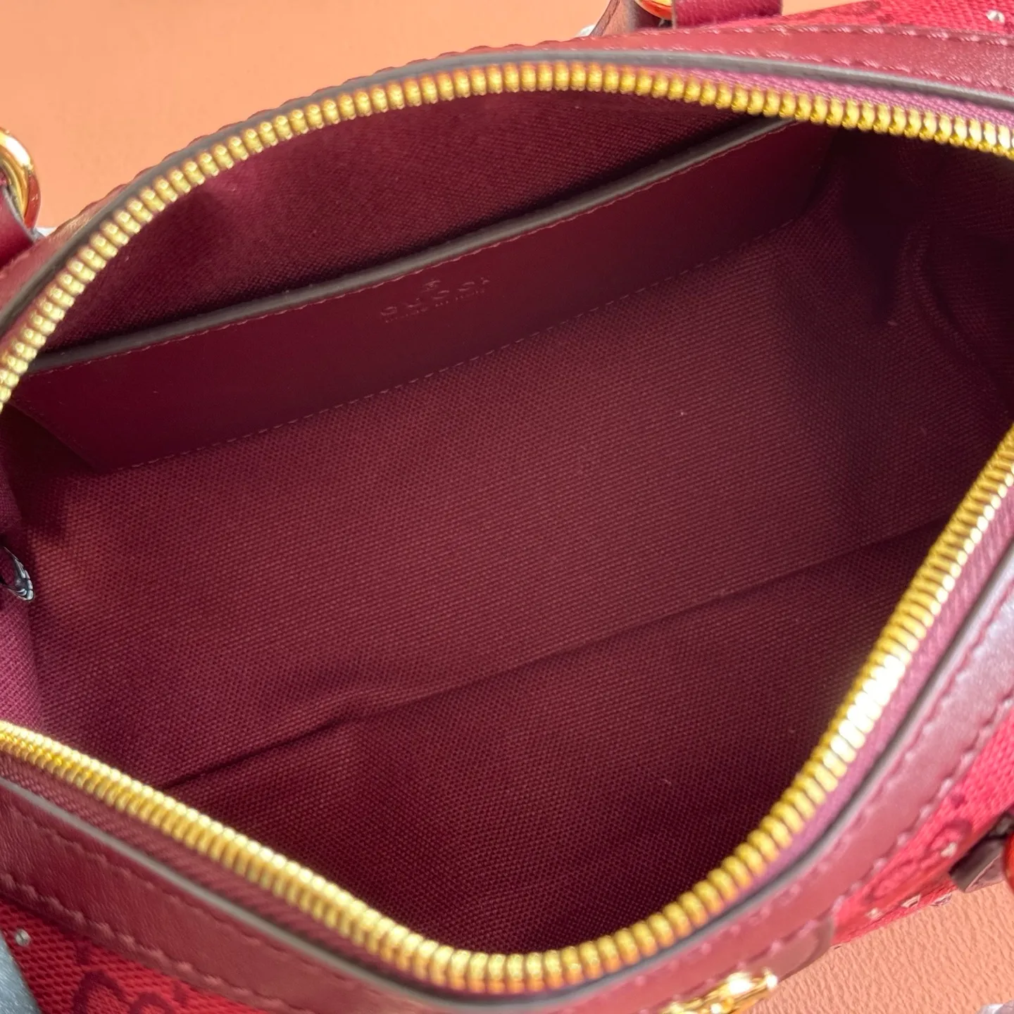p1120💋💋💋[Original leather configuration counter complete package] The Ophidia series pays tribute to the brand heritage with its iconic striped webbing and light gold tone double G logo, and is crafted with gradient effect imitation crystals to highlight its dazzling brilliance. Gucci Ancora GG canvas with gradient effect crystals Gucci Ancora leather trim Light gold-tone hardware Rosso Ancora cotton and linen lining Double G webbing Interior: One open pocket Carry handle (10 cm high) Detachable and adjustable shoulder strap 45 cm - 56 cm; Length: 100 cm - 115 cm Zipper closure Ident: 841294. Dimensions: 21 cm (width) x 13 cm (height) x 11 cm (depth) Weight: approx. 0.5 kg Colour: Crystal Anchor Red Created in Italy