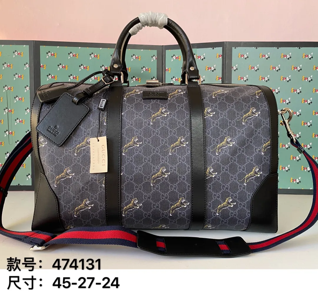 💰380 🆕GUCCI💝💝The latest small travel bag💗The texture is super soft and made of soft GG Supreme high-grade man-made canvas. This material is a softer version of GG Supreme high-grade man-made canvas. It is covered with microfiber fabric, decorated with GG patterns, and matched with black imported cowhide piping. It is full of personality! Comes with a detachable webbing shoulder strap. Style number: 474131 Kehu. Size: 45*27*24