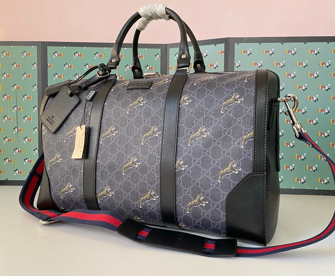 💰380 🆕GUCCI💝💝The latest small travel bag💗The texture is super soft and made of soft GG Supreme high-grade man-made canvas. This material is a softer version of GG Supreme high-grade man-made canvas. It is covered with microfiber fabric, decorated with GG patterns, and matched with black imported cowhide piping. It is full of personality! Comes with a detachable webbing shoulder strap. Style number: 474131 Kehu. Size: 45*27*24